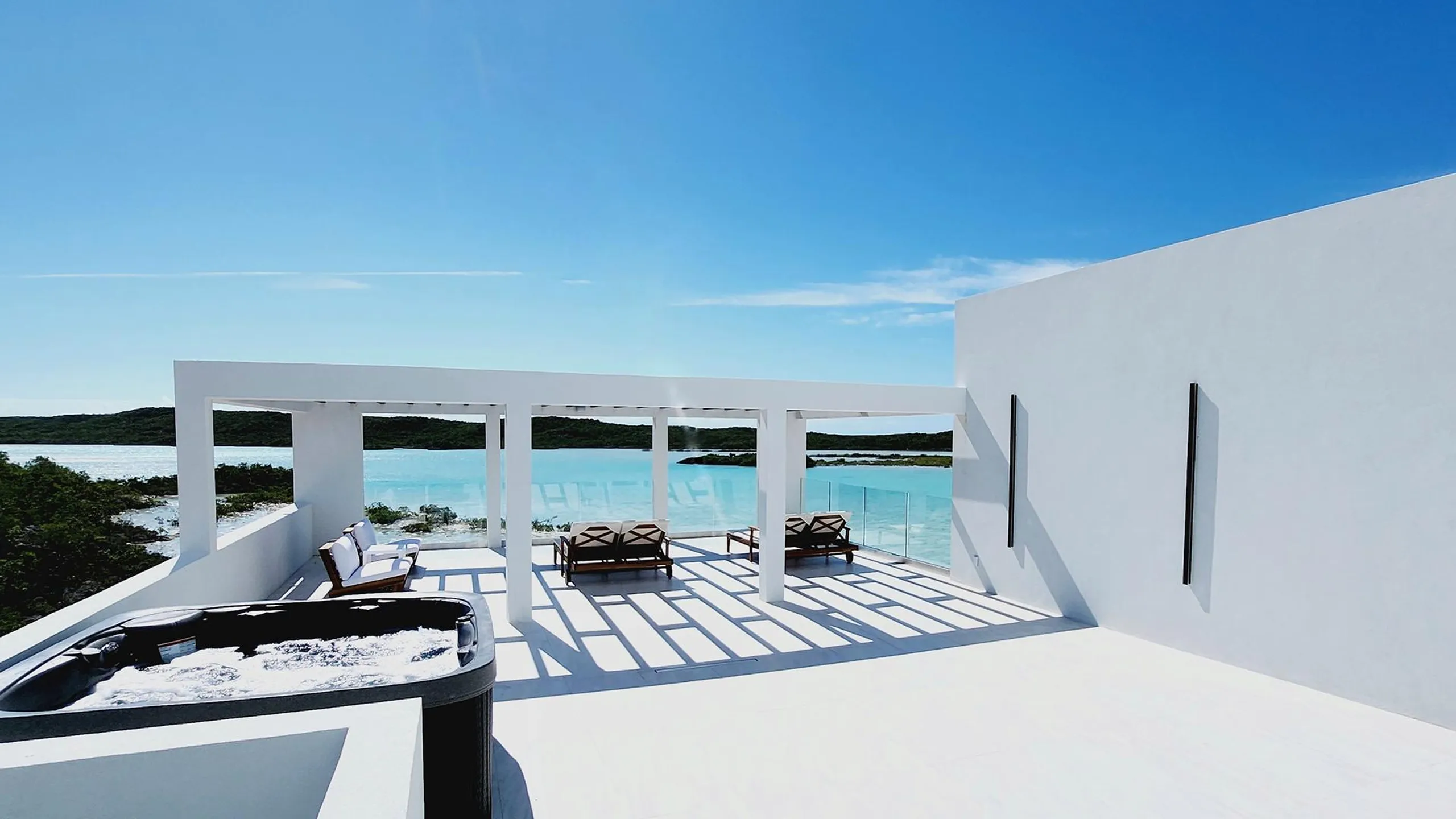 Exceptional Architectural Villa with Minimalist Design, Private Beach, and Infinity Pool — photograph 4