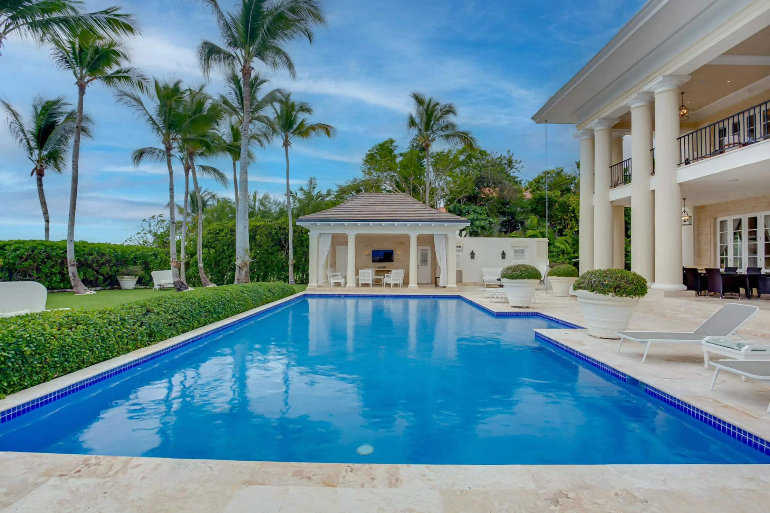 Majestic 7 Bedroom Villa with Private Pool and Lush Surroundings — photograph 6