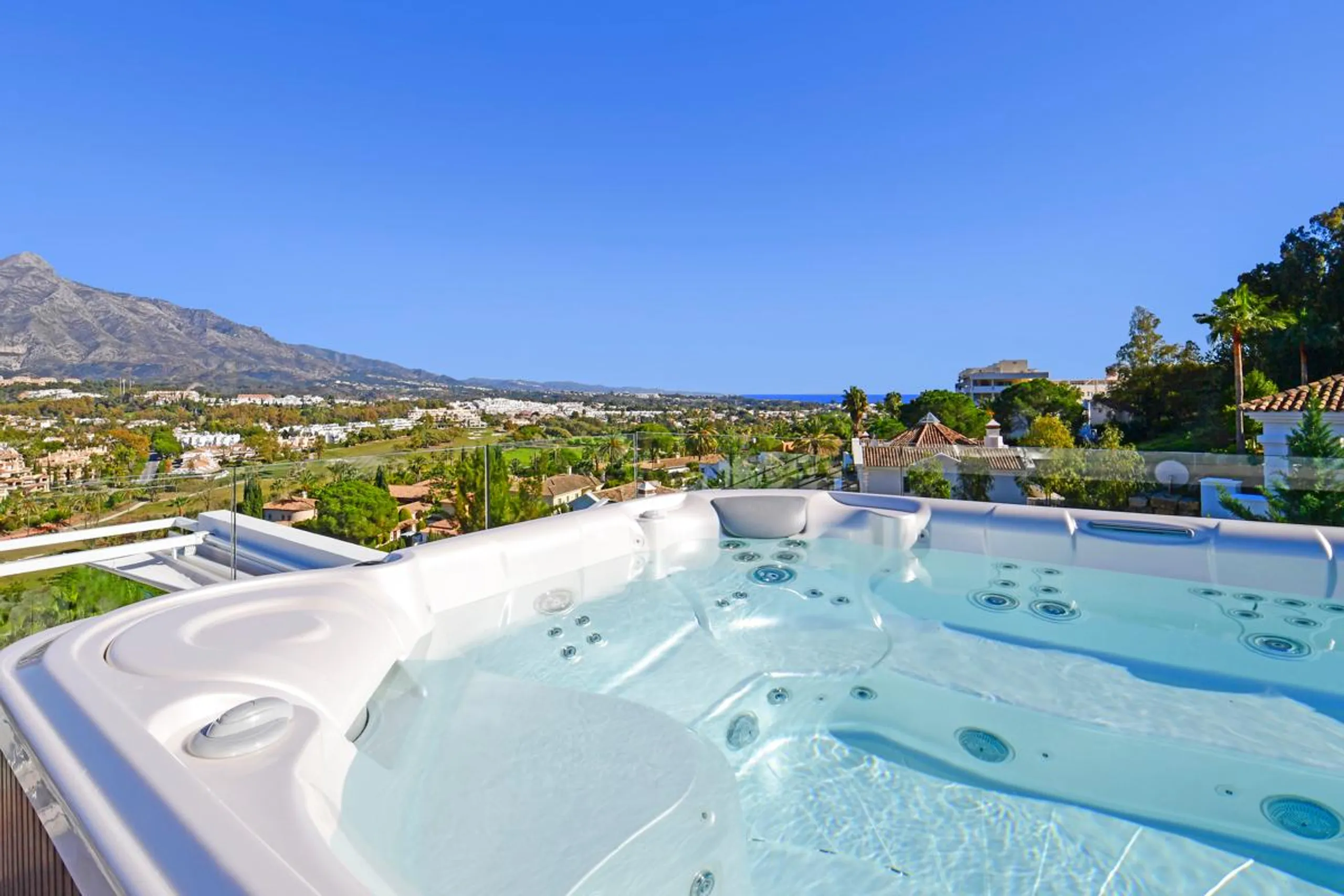 Spacious Nueva Andalucía Villa Infinity Pool, and Mediterranean Sea Views — photograph 6
