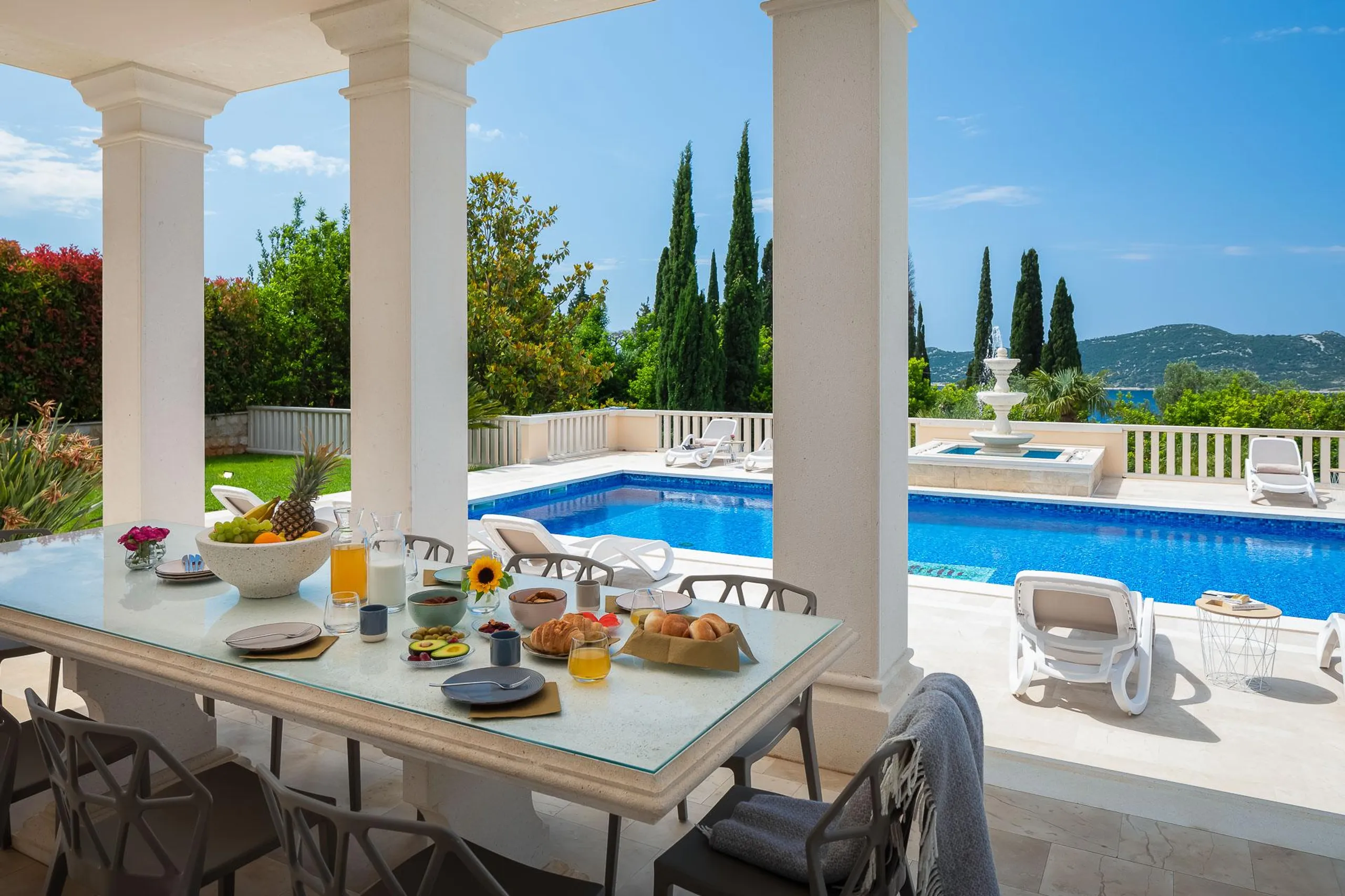 Majestic Croatian Villa with Private Pool and Sea Views — photograph 11