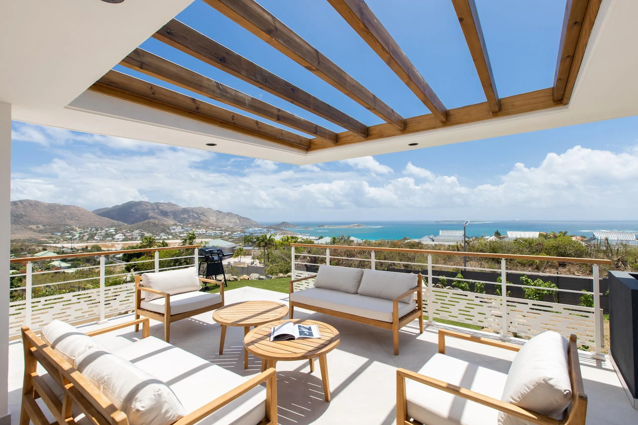 Sleek and Modern Designed Villa with Heated Pool and Breathtaking Ocean View — photograph 4
