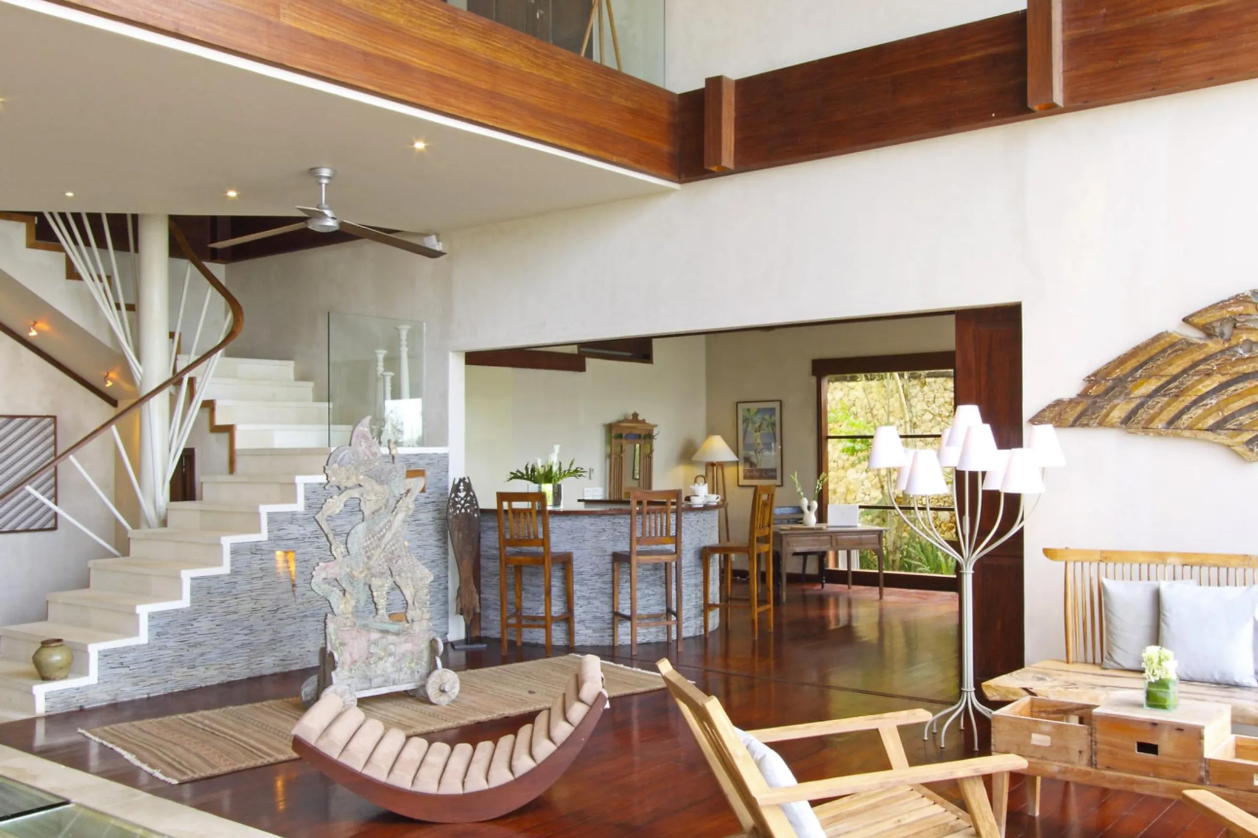 Bali Beachfront Villa with Infinity Pool and Ocean Views — photograph 8