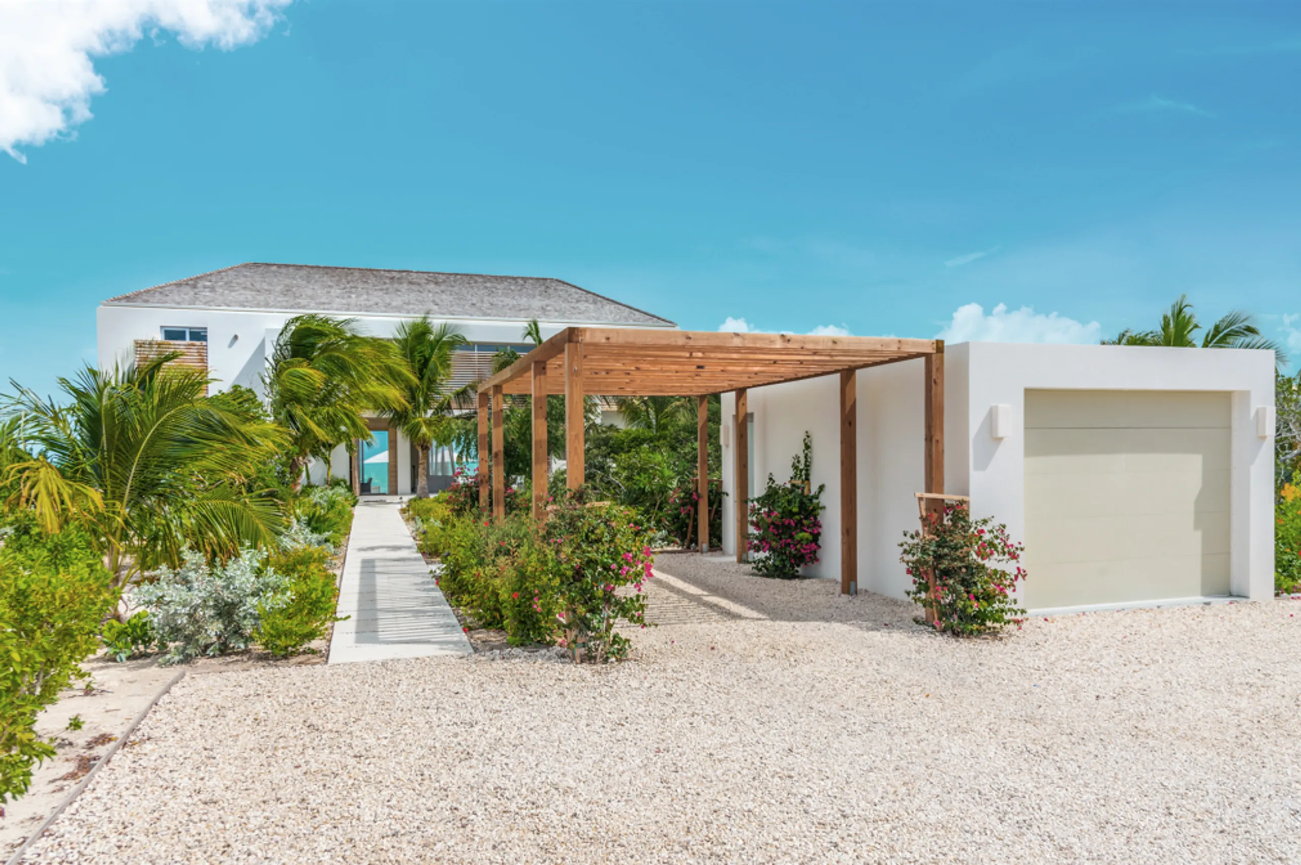 Ultra Modern Contemporary Luxury Beachfront Villa with Infinity Pool and Ocean Views — photograph 4