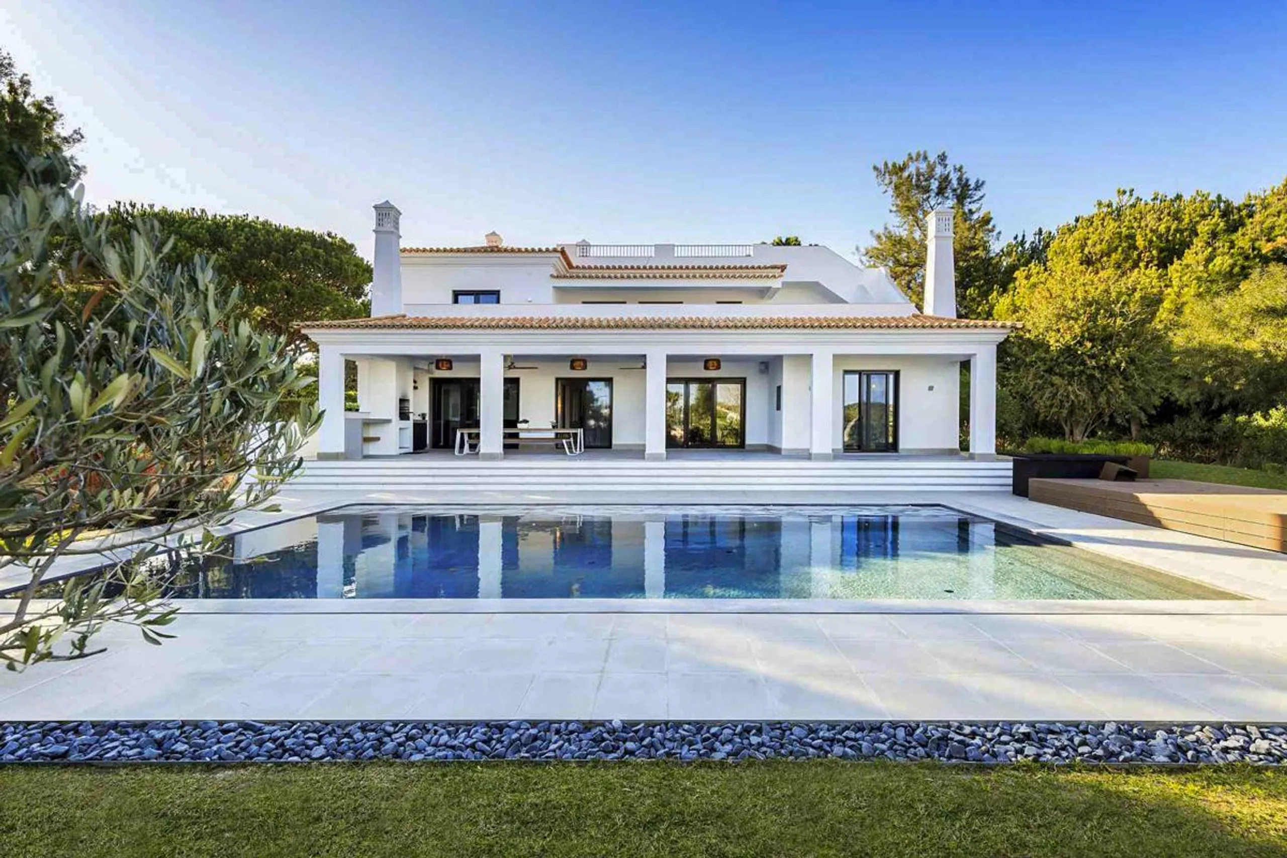 Glorious Modern Villa with Private Pool and Outdoor Terraces, Almansil