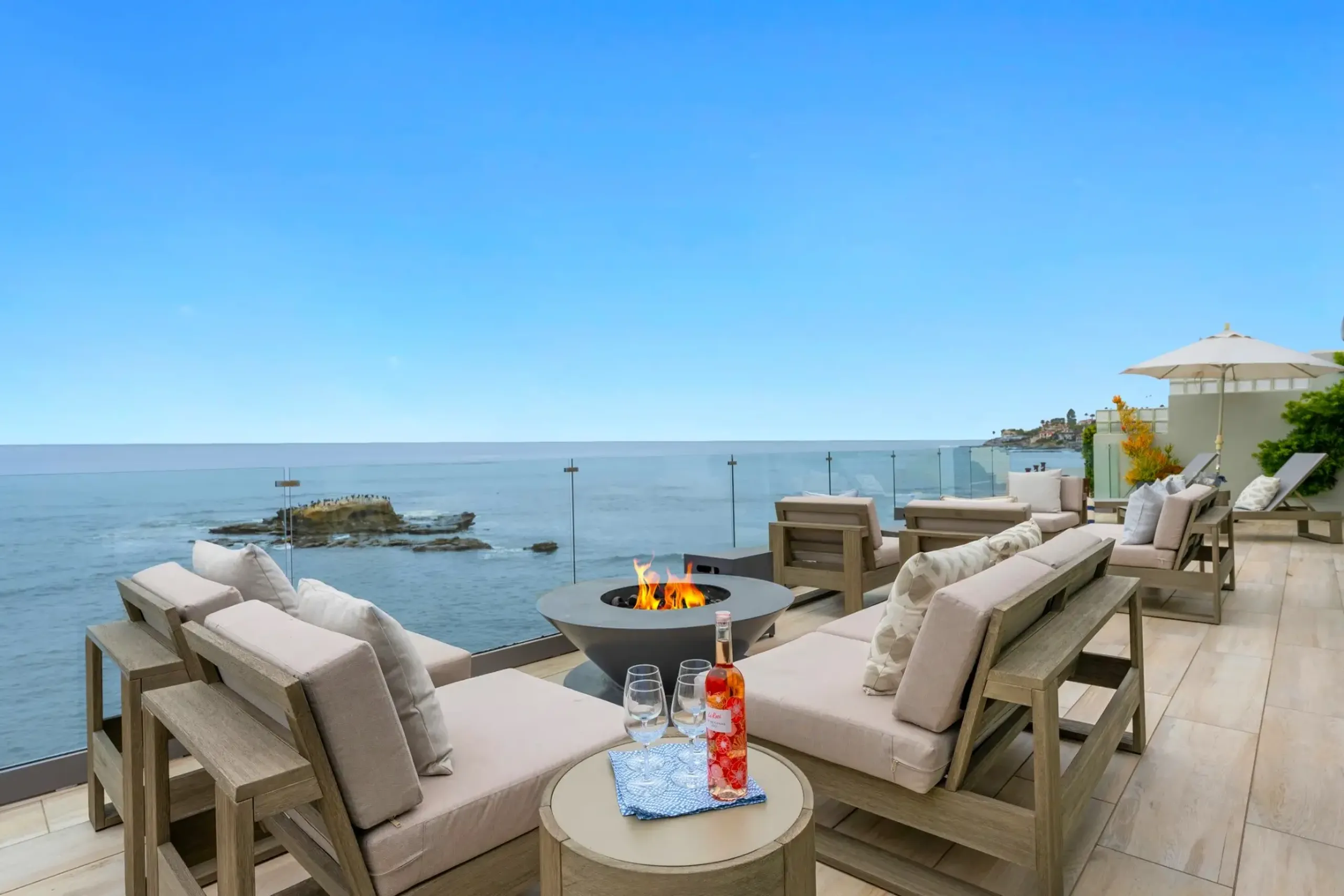 Contemporary Oceanfront Villa with Waterfront and Stunning Views — photograph 2