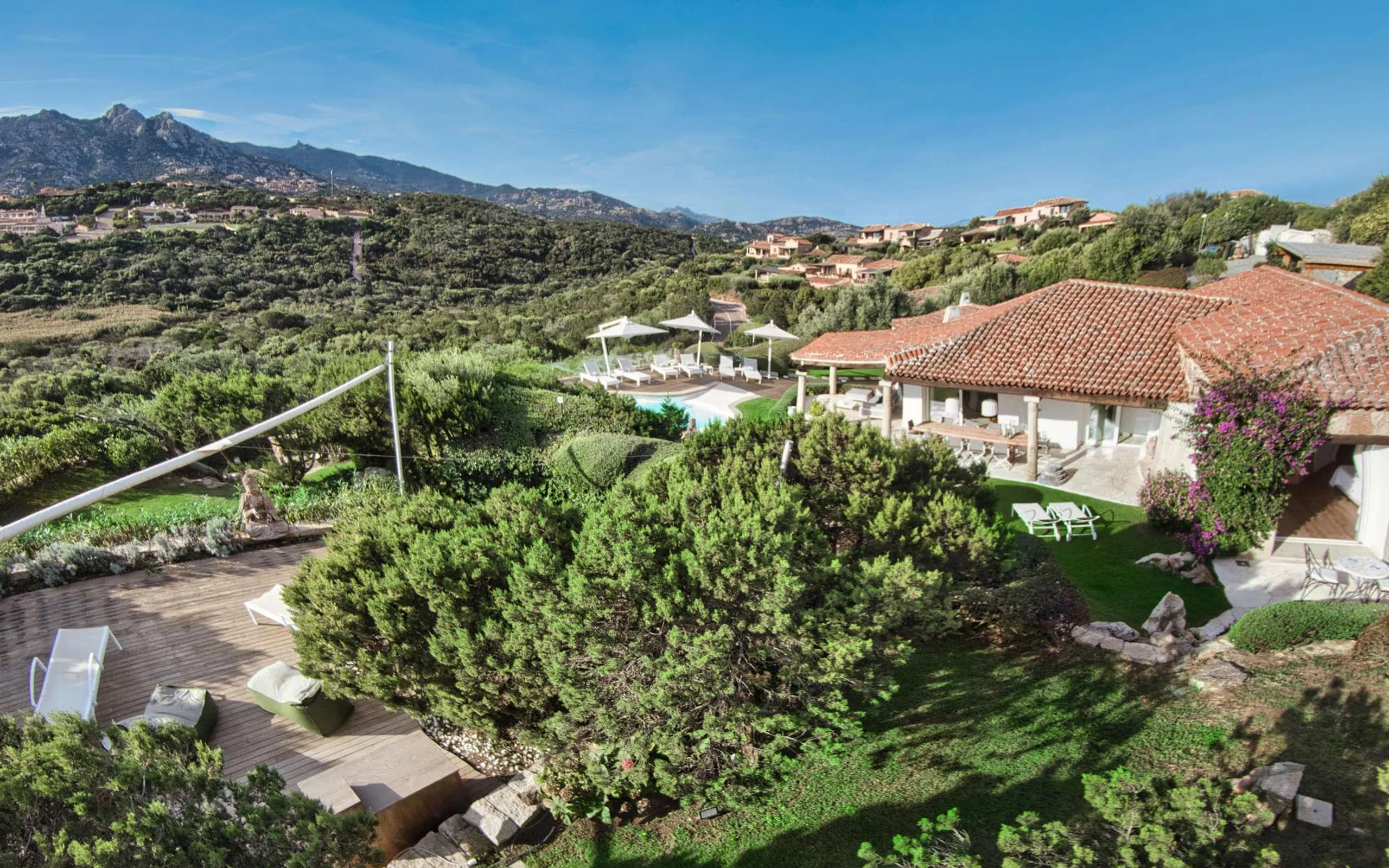 Unveiling tranquility in a Five-Bedroom Haven with Poolside Bliss. — photograph 7