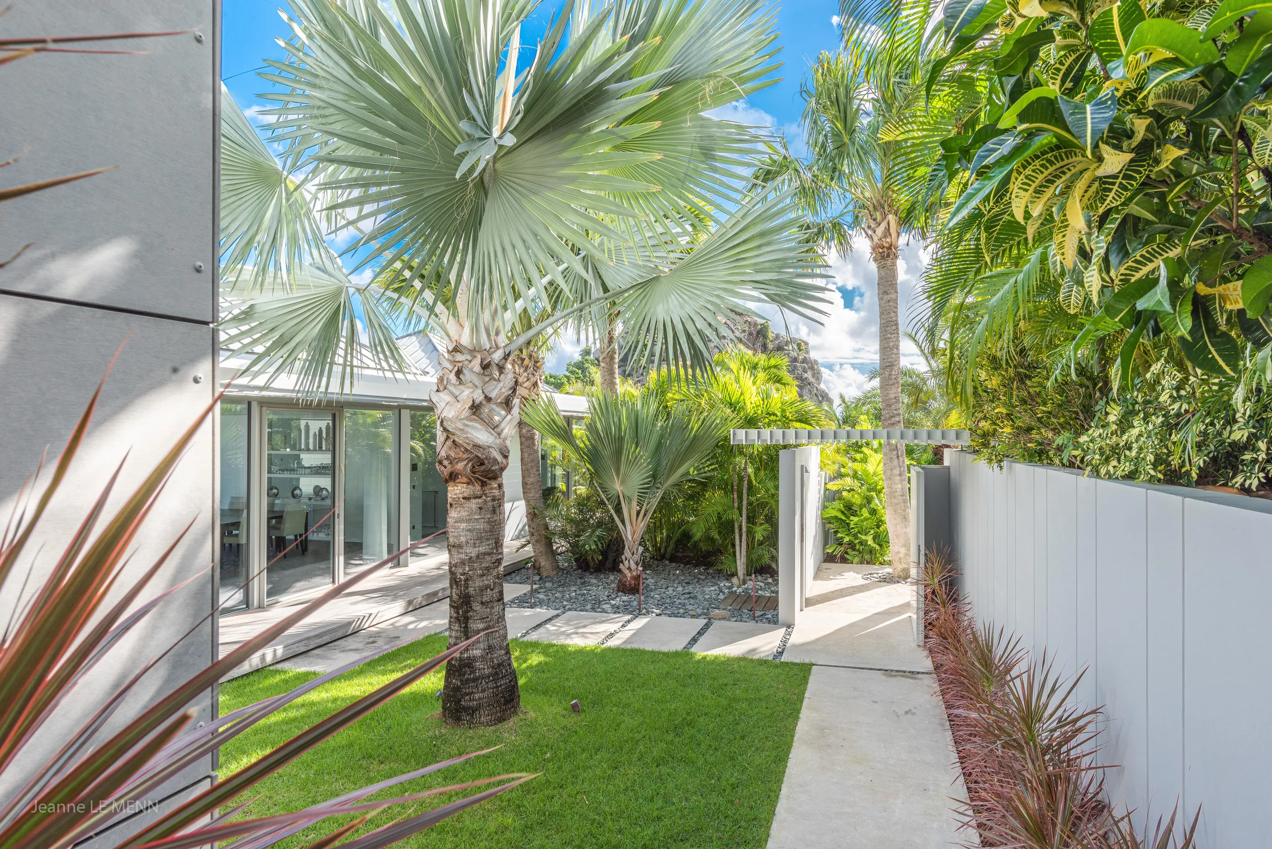 Tranquil Seaside Villa with Private Pool and Fitness Room — photograph 6