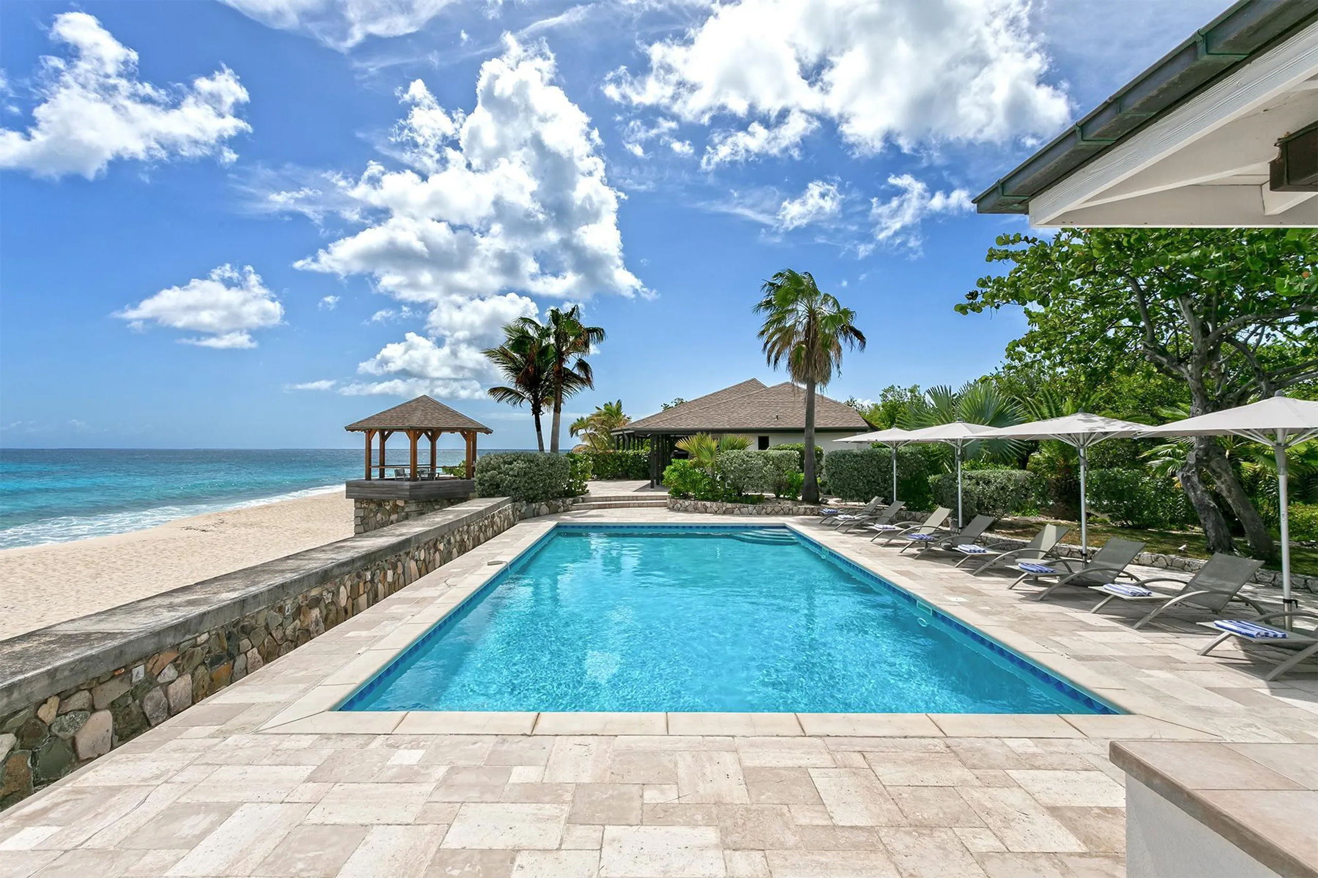 Beachfront Bliss: Luxury Villa Rental with Breathtaking Views and Serene Gardens — photograph 2