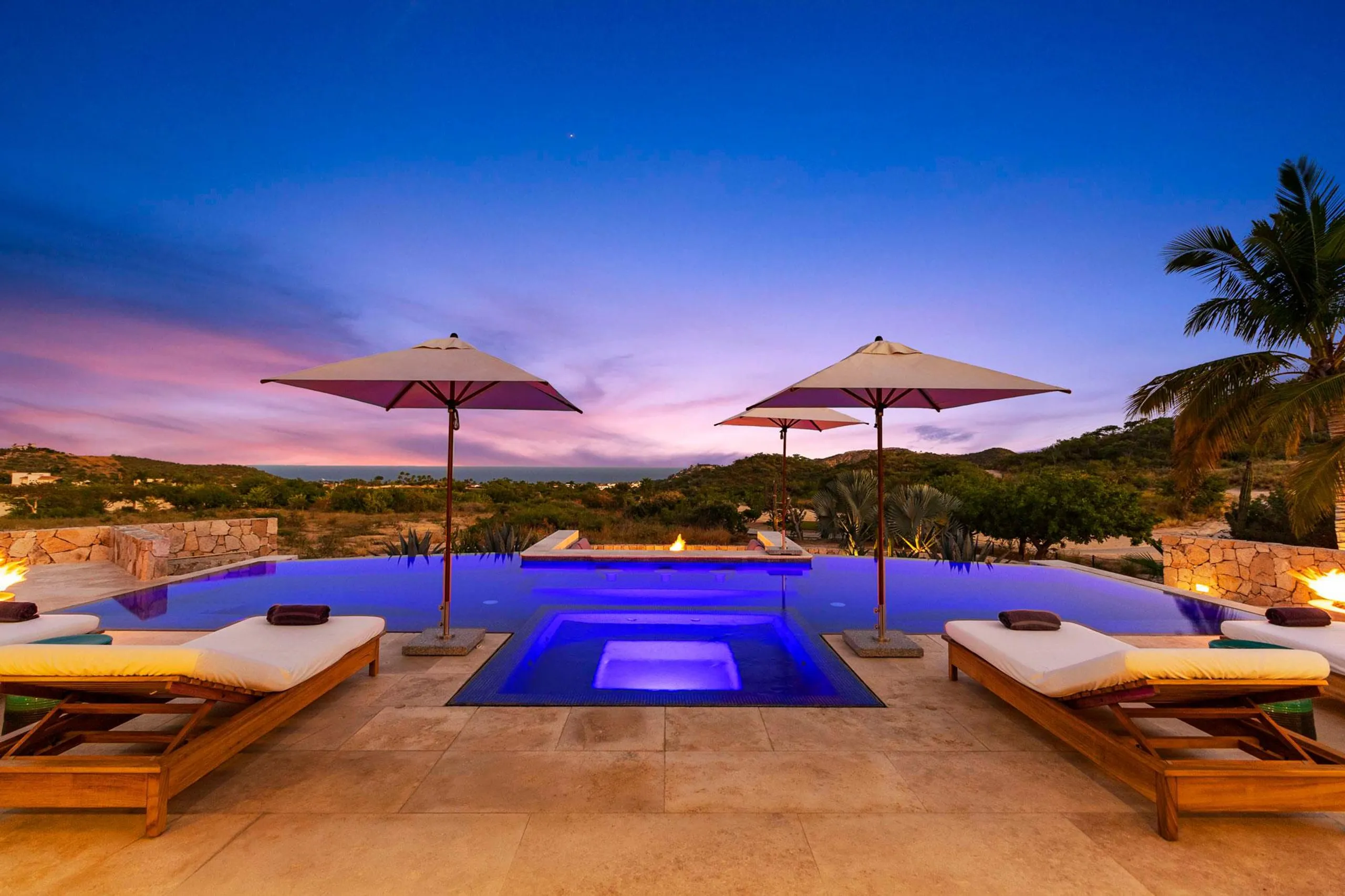 Sensational Palmilla Palace with Infinity Pool Overlooking the Sea of Cortez — photograph 2