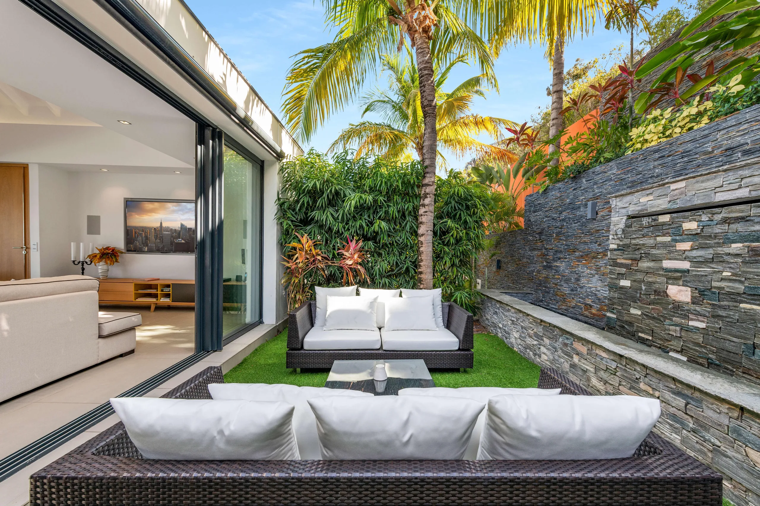 Captivating Majestic Villa with Infinity Pool and Awe-Inspiring Ocean Views — photograph 11