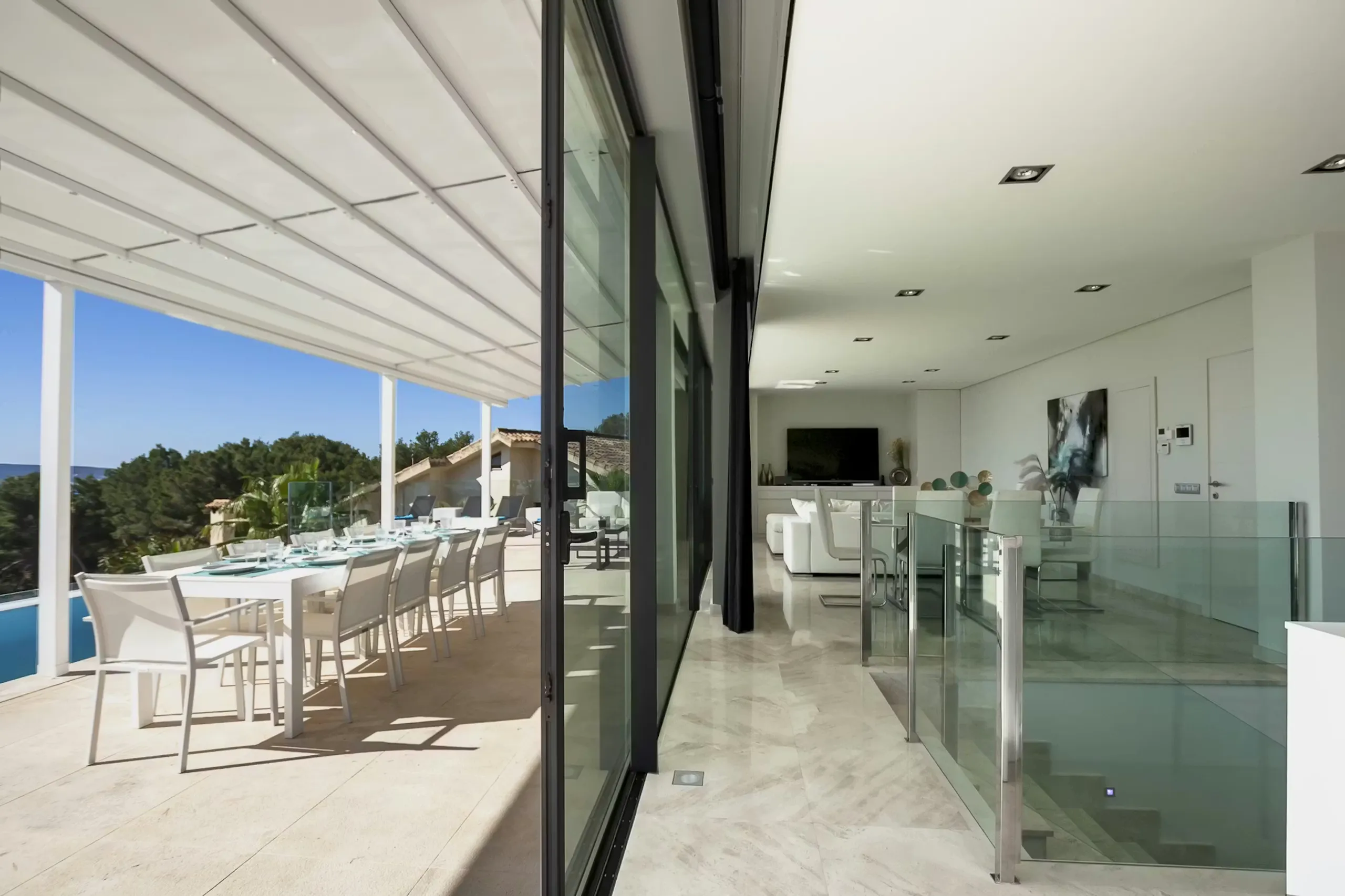Gleaming Coastal Escape with Infinity Pool and Endless Views — photograph 6