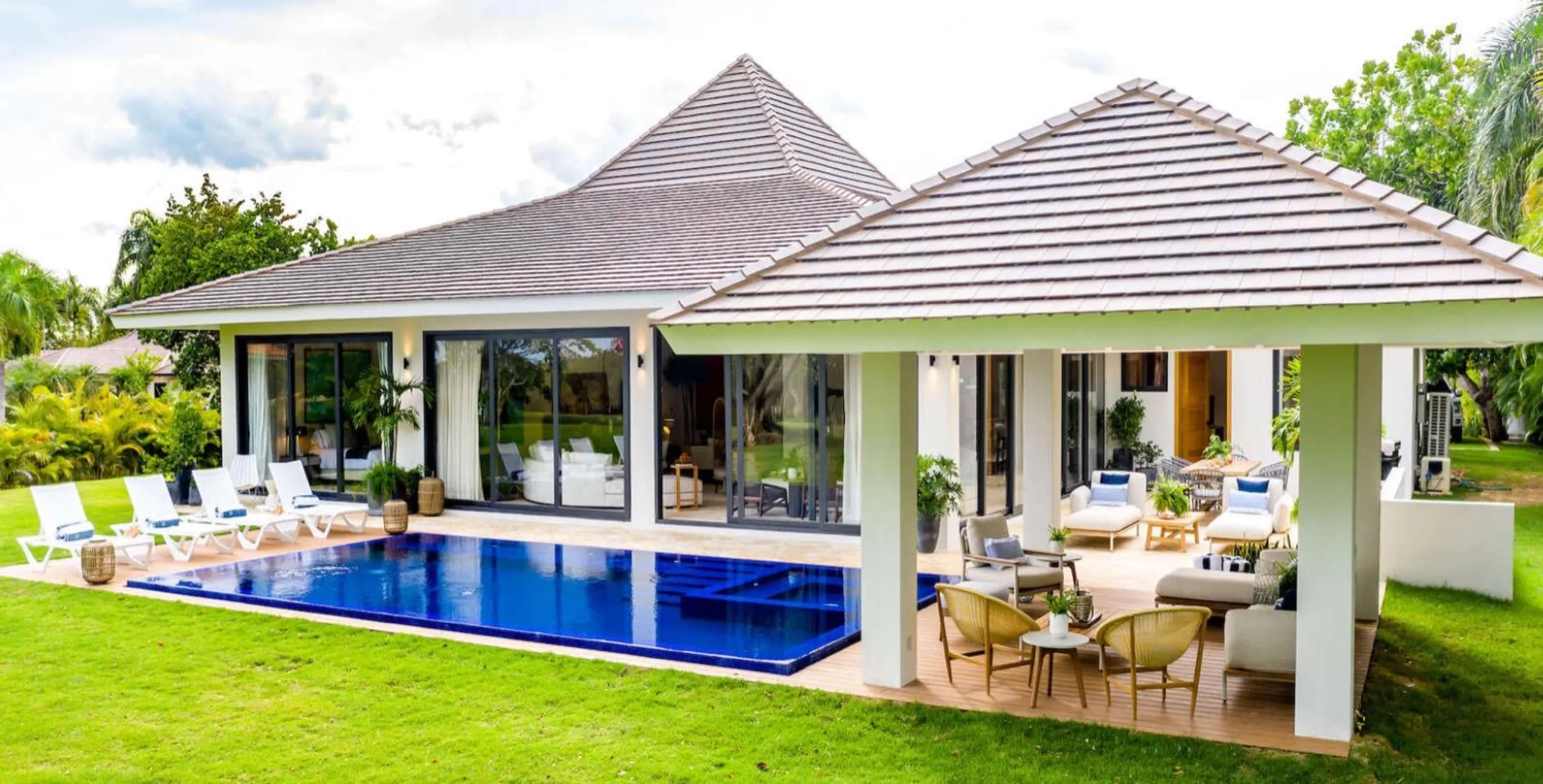 Top-of-the-line Villa with Private Pool, Jacuzzi and  Gazebo — photograph 2