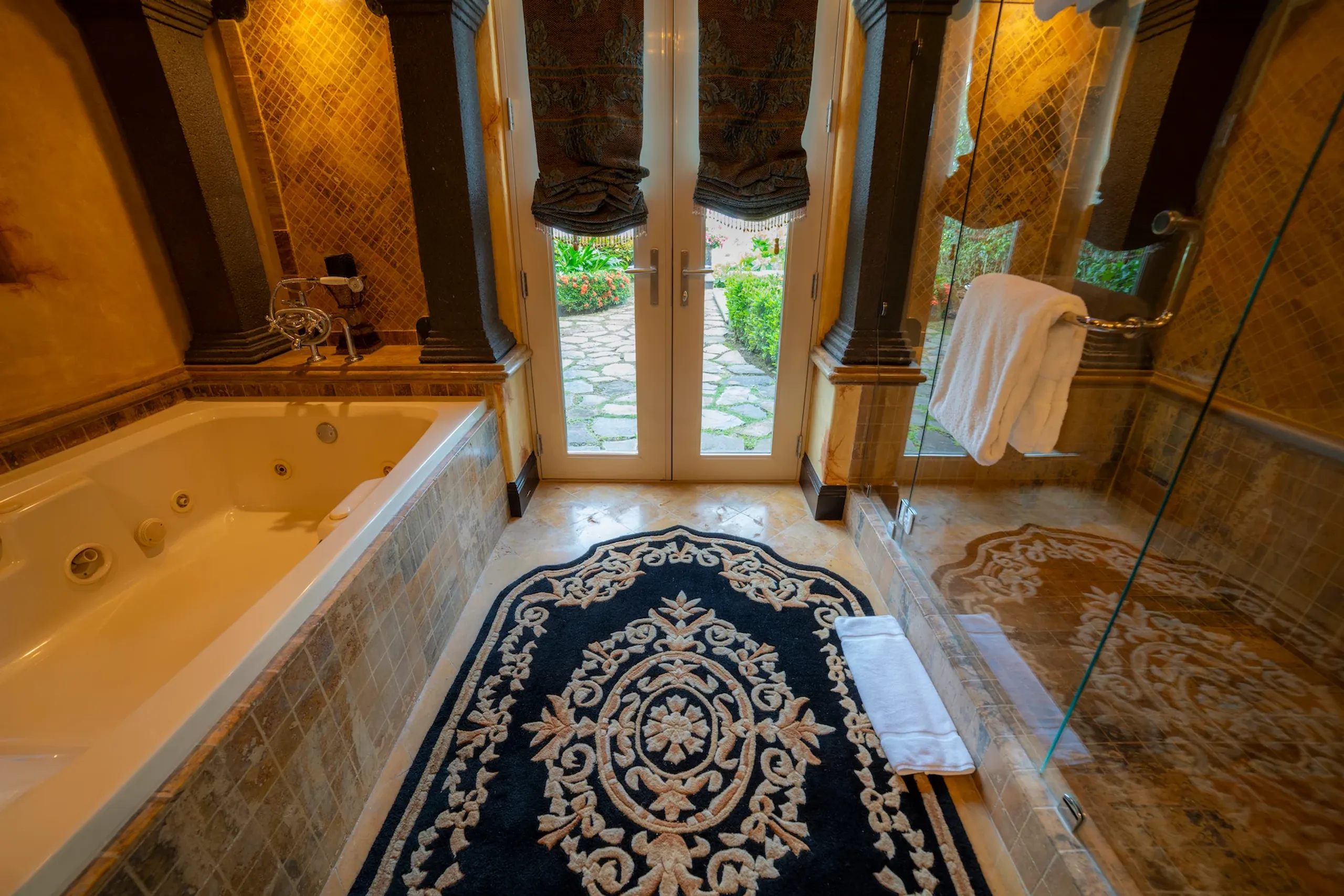 Colonial-Style Luxury Villa in Los Sueños with Infinity Pool, Ocean & Marina Views — photograph 12