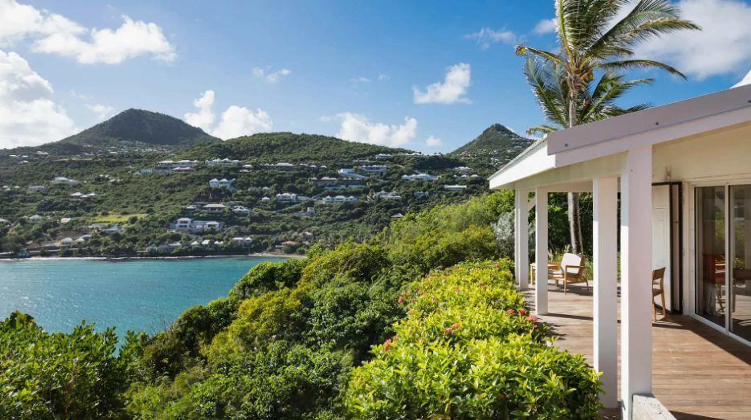 Calming Contemporary Styled Beachfront Villa with Heated Infinity Pool — photograph 6