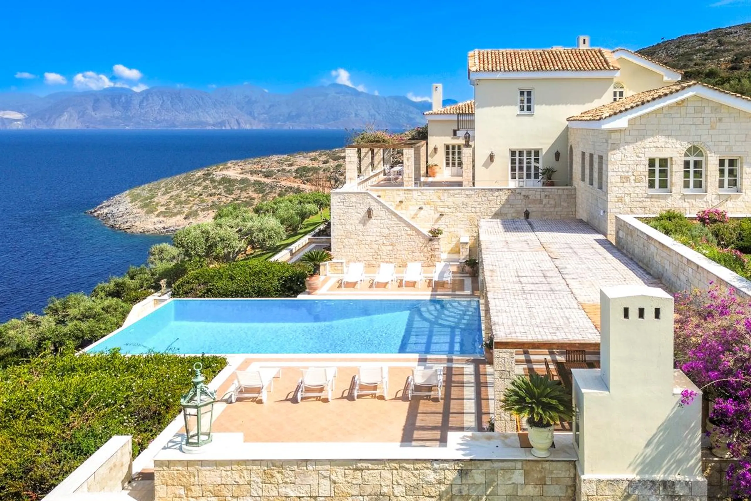Magnificent Estate in Crete with Pool and Mediterranean Sea Views — photograph 4