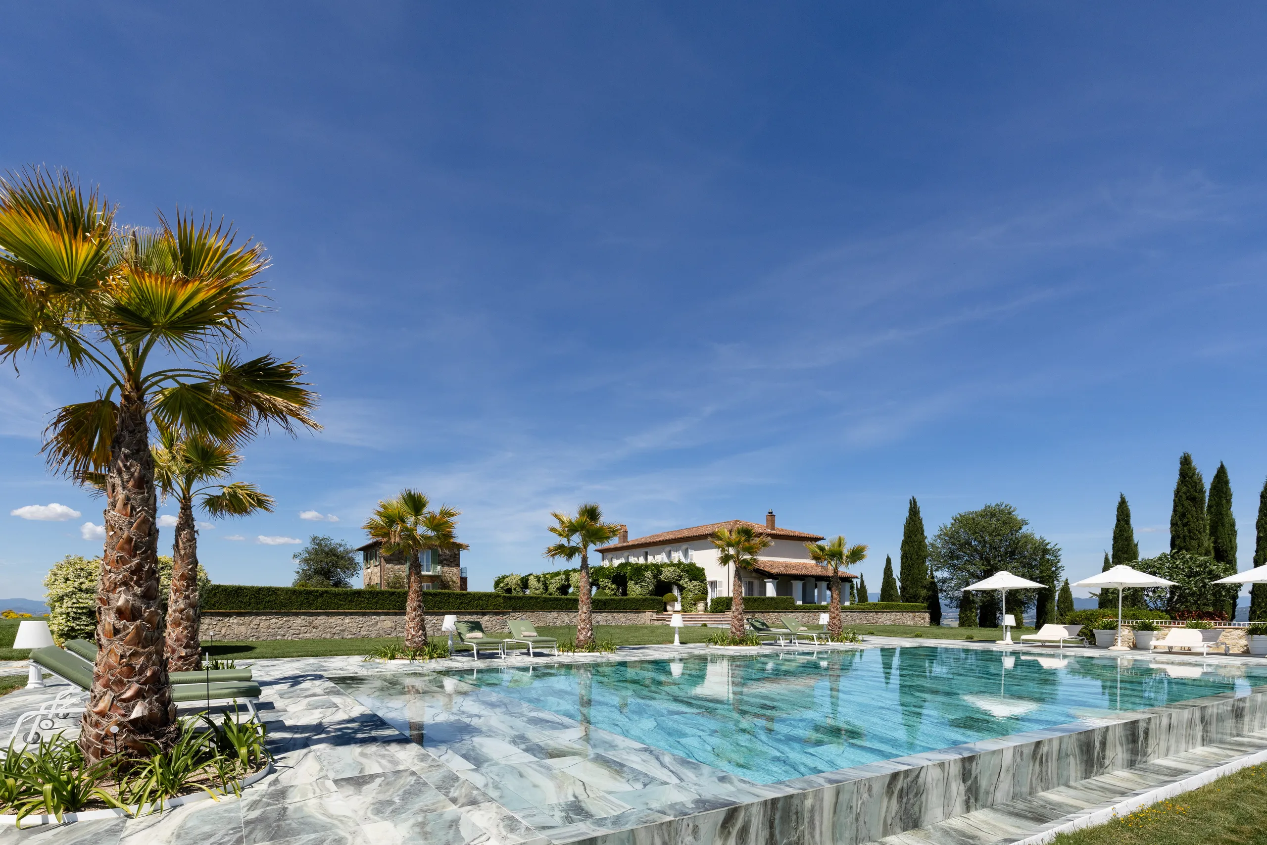 Luxurious Italian Getaway with 20-Meter Infinity Pool and 360 Views of Umbrian Hills — photograph 4