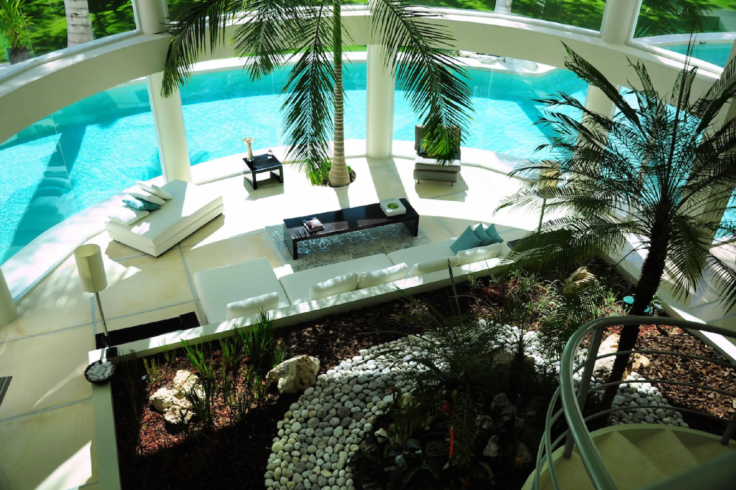 Ultra Modern Architectural Grand Villa with Surrounding Pool — photograph 3