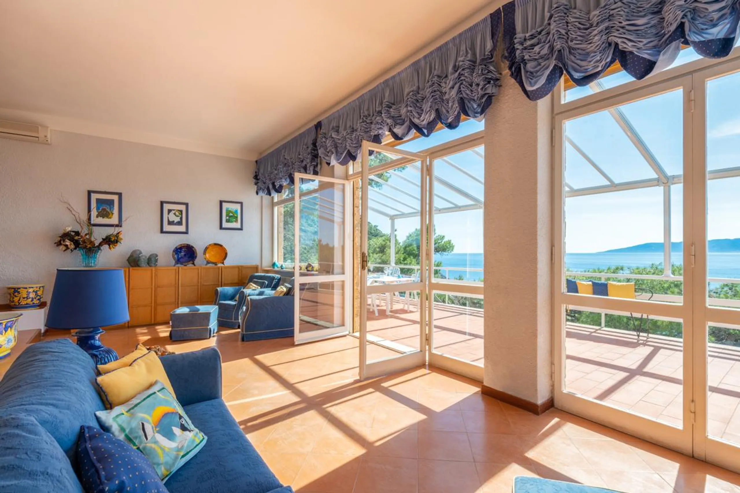 Resplendent Cliffside Villa with Magnificent Ocean Views and Patio — photograph 6