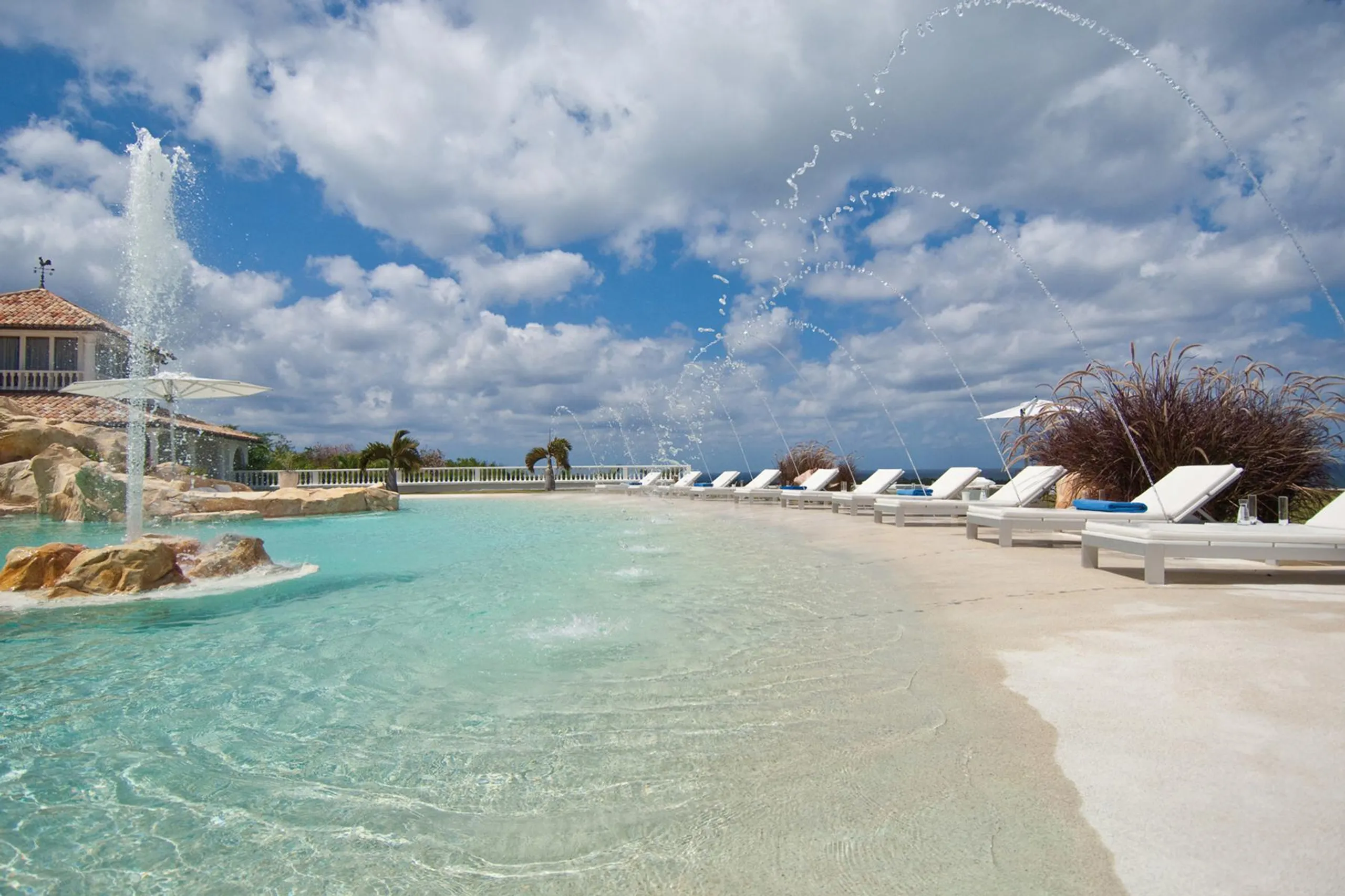 Exclusive Luxe Oasis  with Two Pools and Breathtaking Views of the Caribbean Sea — photograph 9
