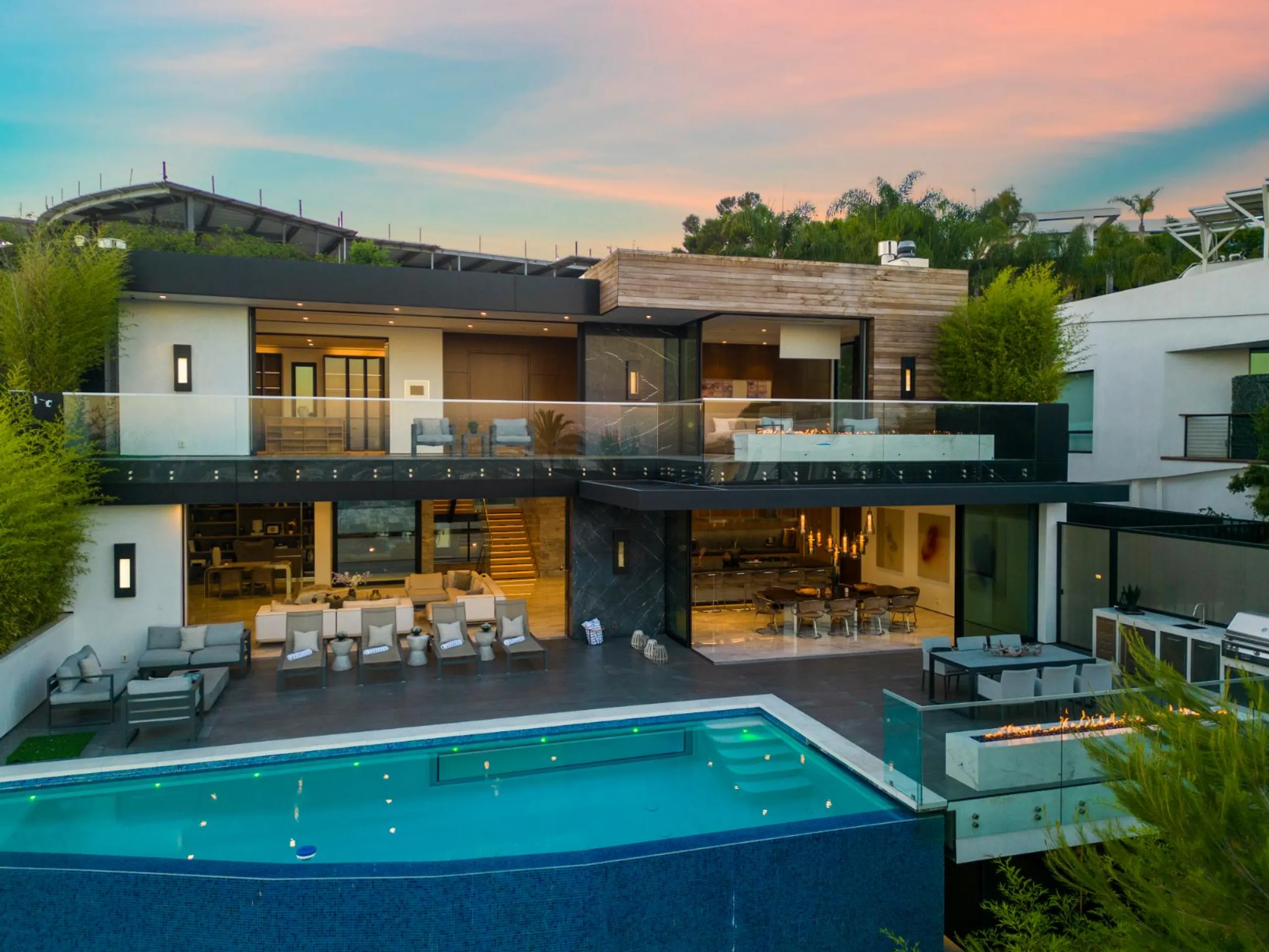 Stunning Bird Street Modern Estate with Infinity Pool and Views — photograph 3