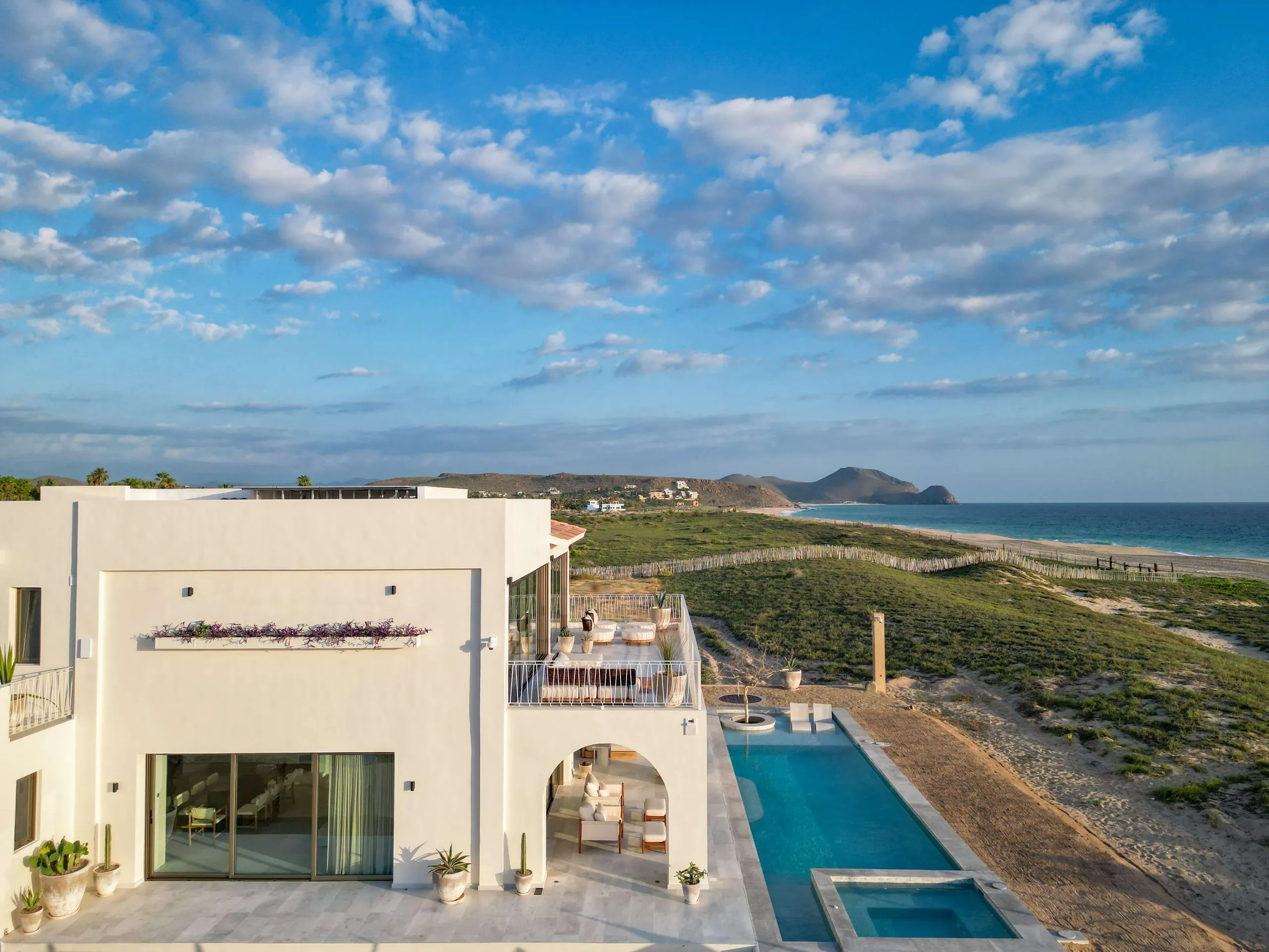 Regal Oceanfront Villa with Private Pool and Pacific Ocean Views — photograph 3