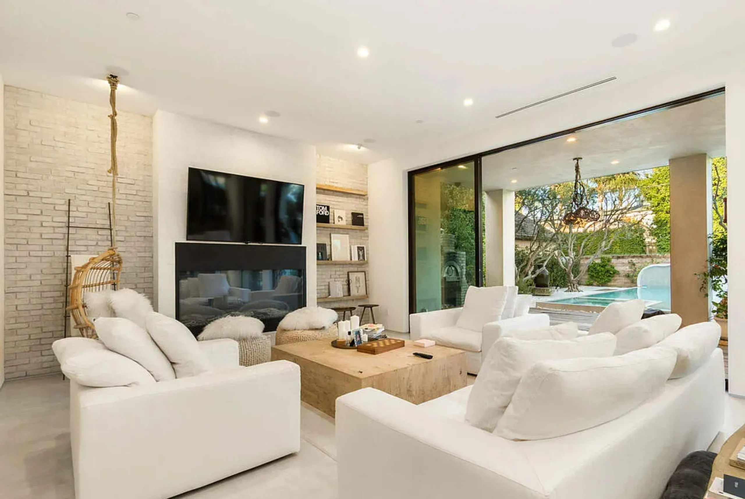 Charming Beverly Hills Estate with Invigorating Pool — photograph 6