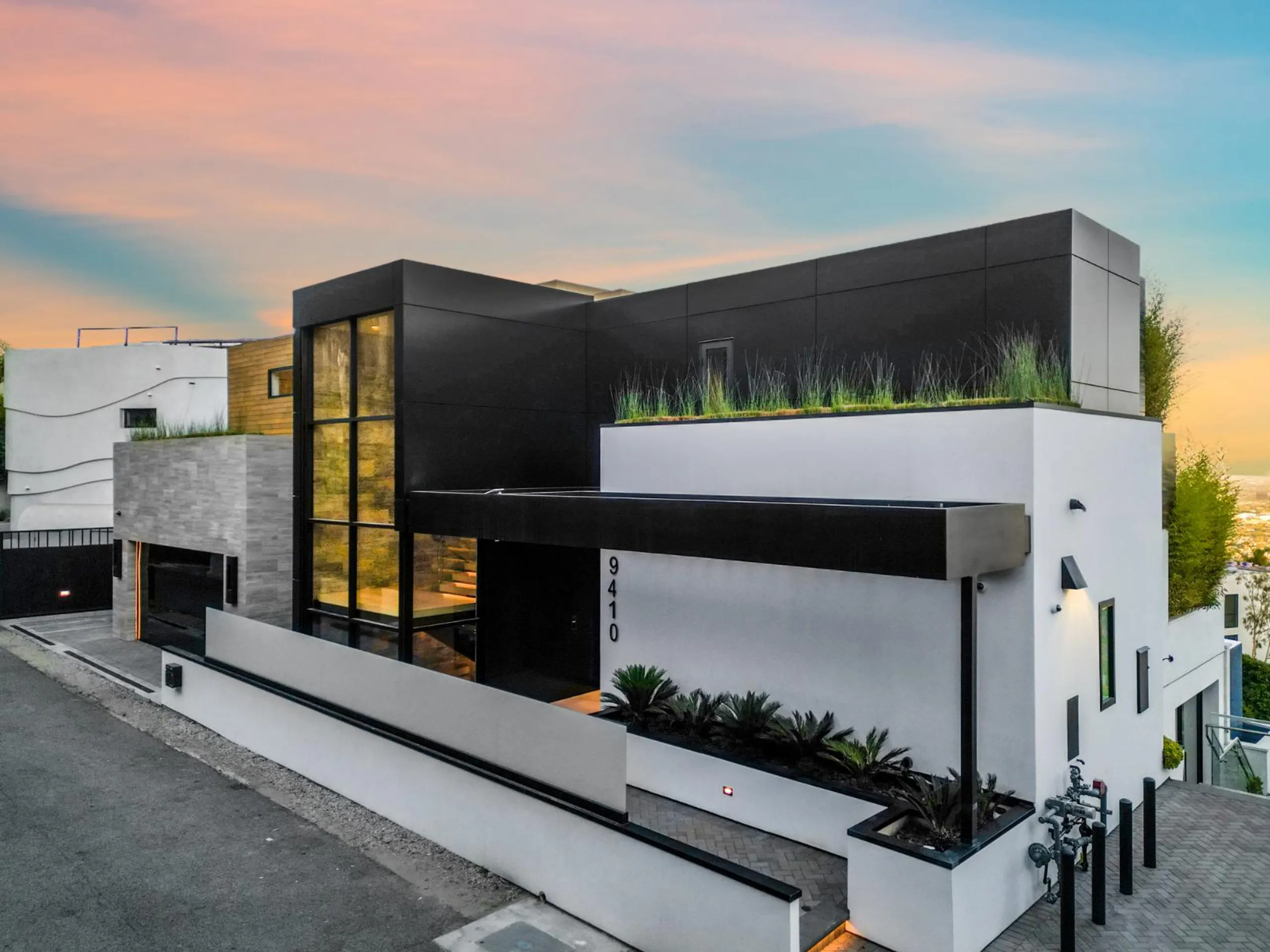 Stunning Bird Street Modern Estate with Infinity Pool and Views — photograph 4