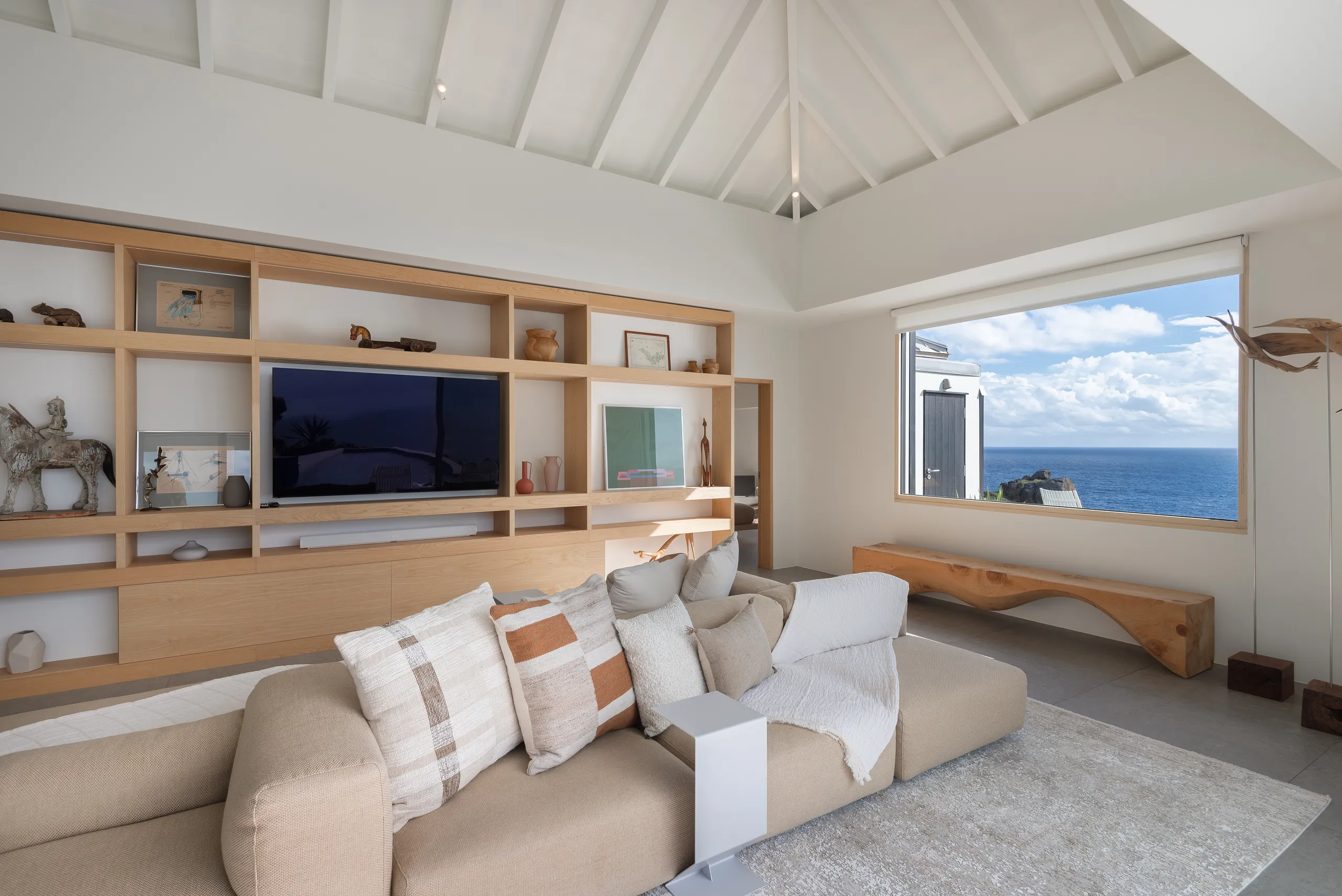 Contemporary 4-Bedroom Villa with Heated Pool & Sea Panorama — photograph 9