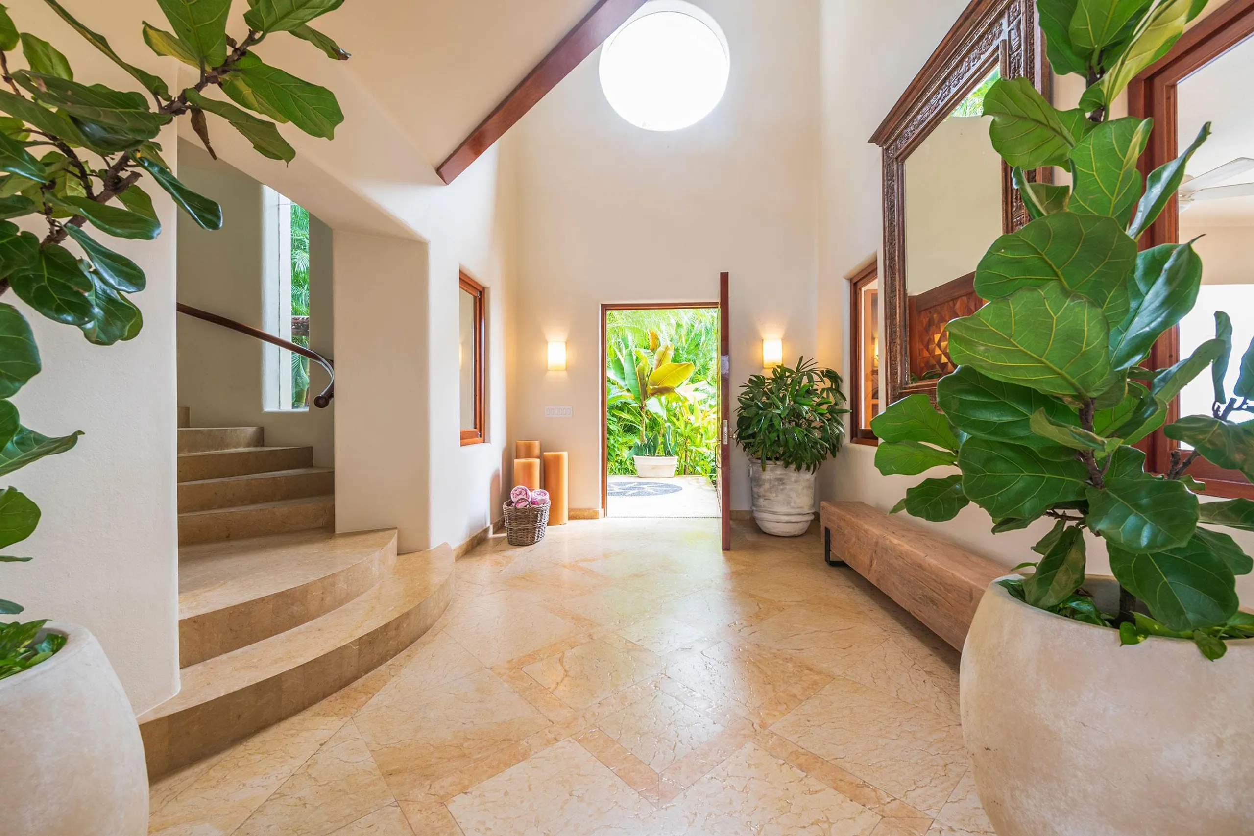 Lush Lagos Del Mar Estate with Infinity Pool and Wonderful Views — photograph 8