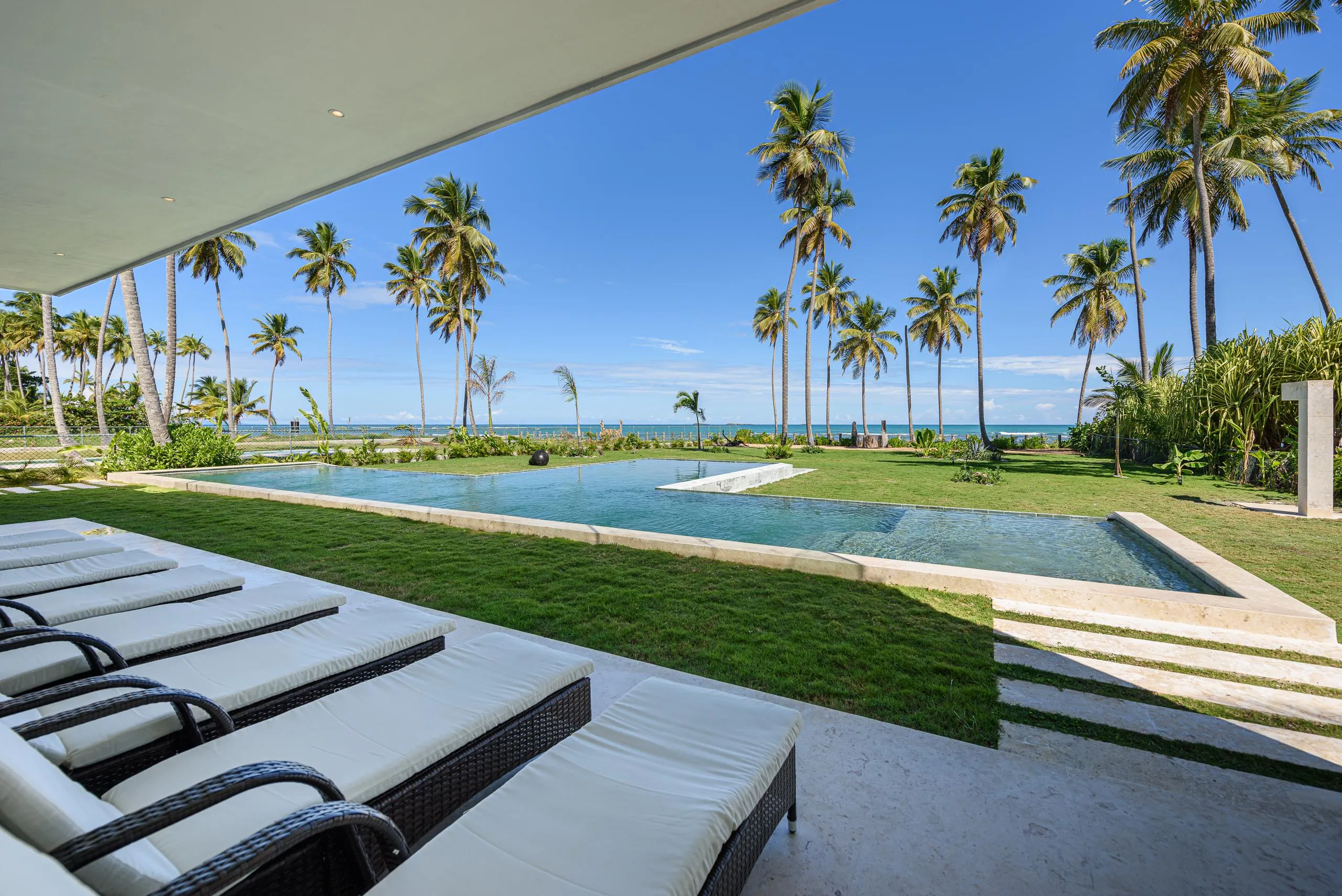 Enchanting Two-Sory Beachfront Villa with Private Pool, Direct Beach Access, and Stunning Sea Views — photograph 12