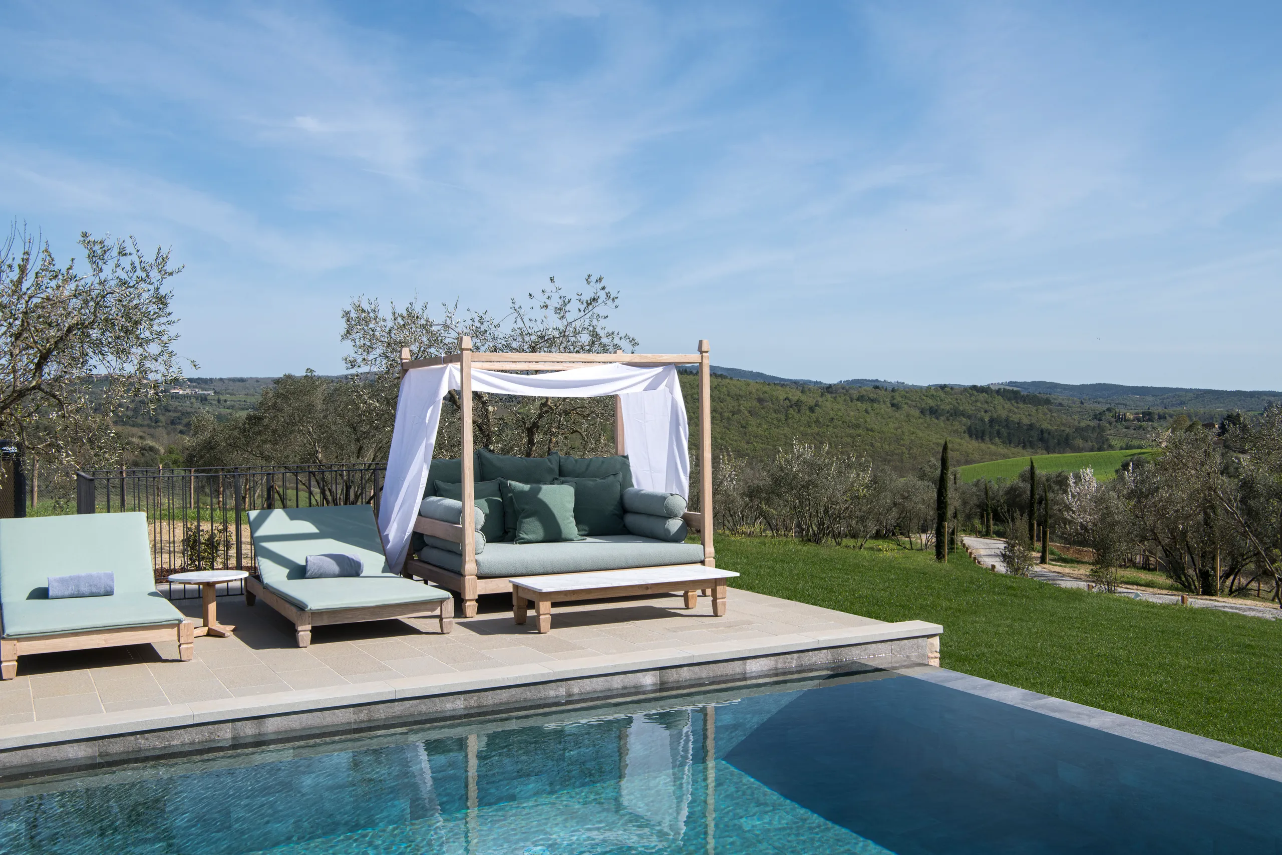 Elegant Italian Estate with Panoramic Views and Infinity Pool VILLAWAY® — photograph 5