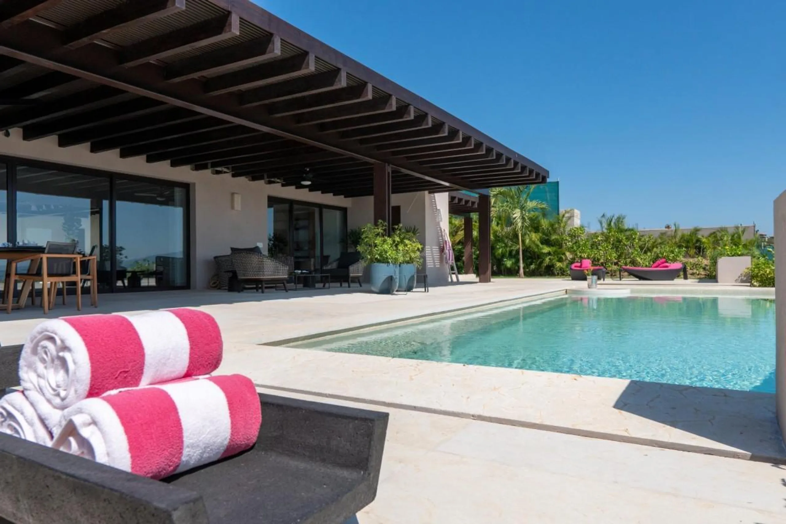 Refined Luxury View Villa with Infinity Pool and Ocean Views — photograph 2