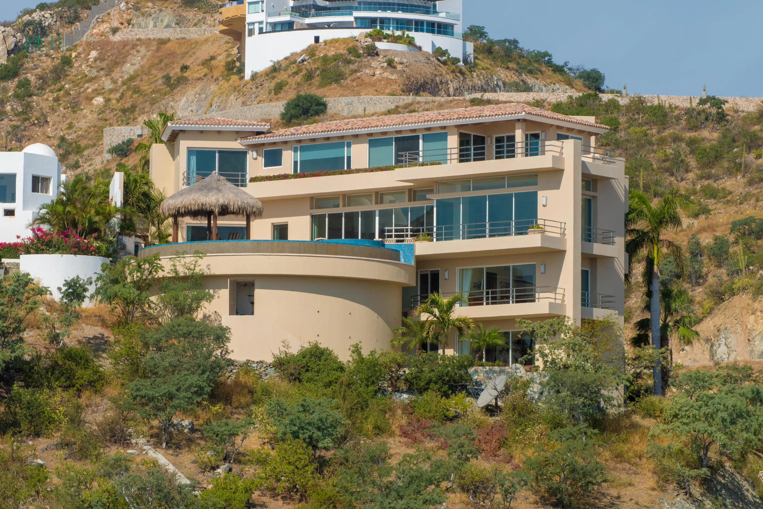7BR Pedregal Villa with Ocean Views, Theater & Infinity Pool — photograph 2