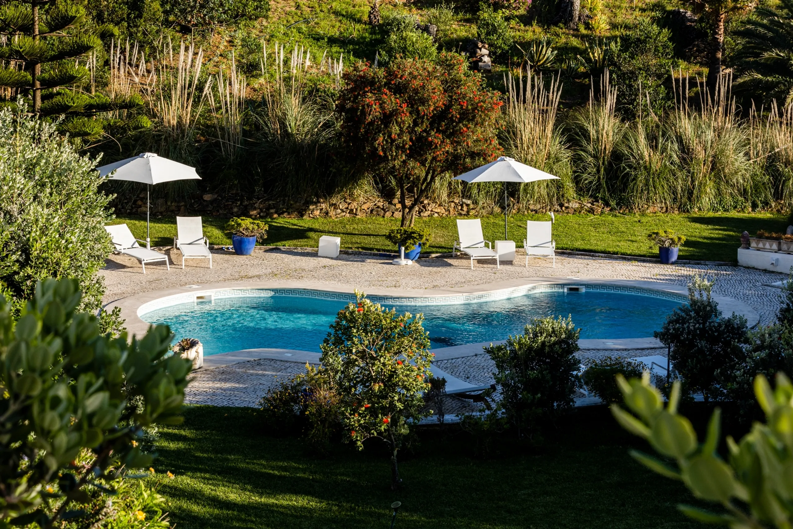 Lavish Abode in Sintra-Cascais Natural Park with Private Pool and Unobstructed Atlantic Ocean Views — photograph 3