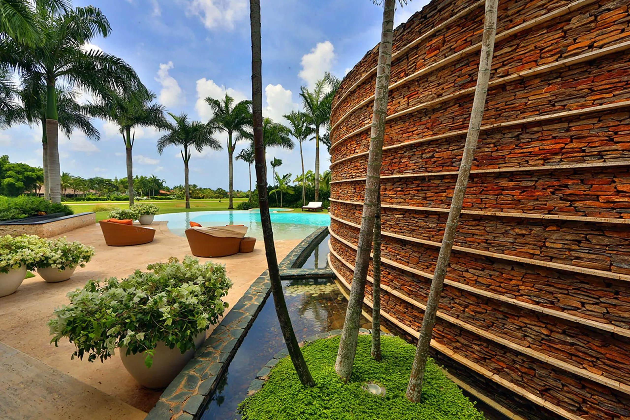 Tropical Architectural Villa with Private Pool and Country Club Access — photograph 3