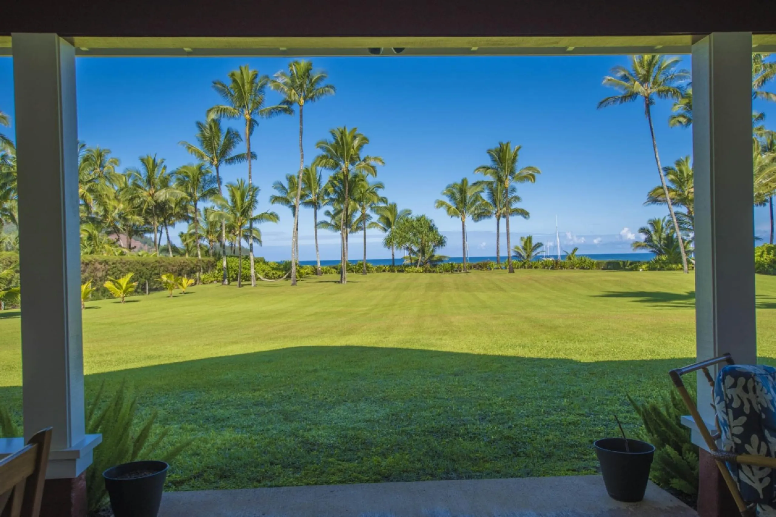 Gorgeous Bay Villa with Lush Garden Grounds with Sweeping Views of Hanalei Bay — photograph 7