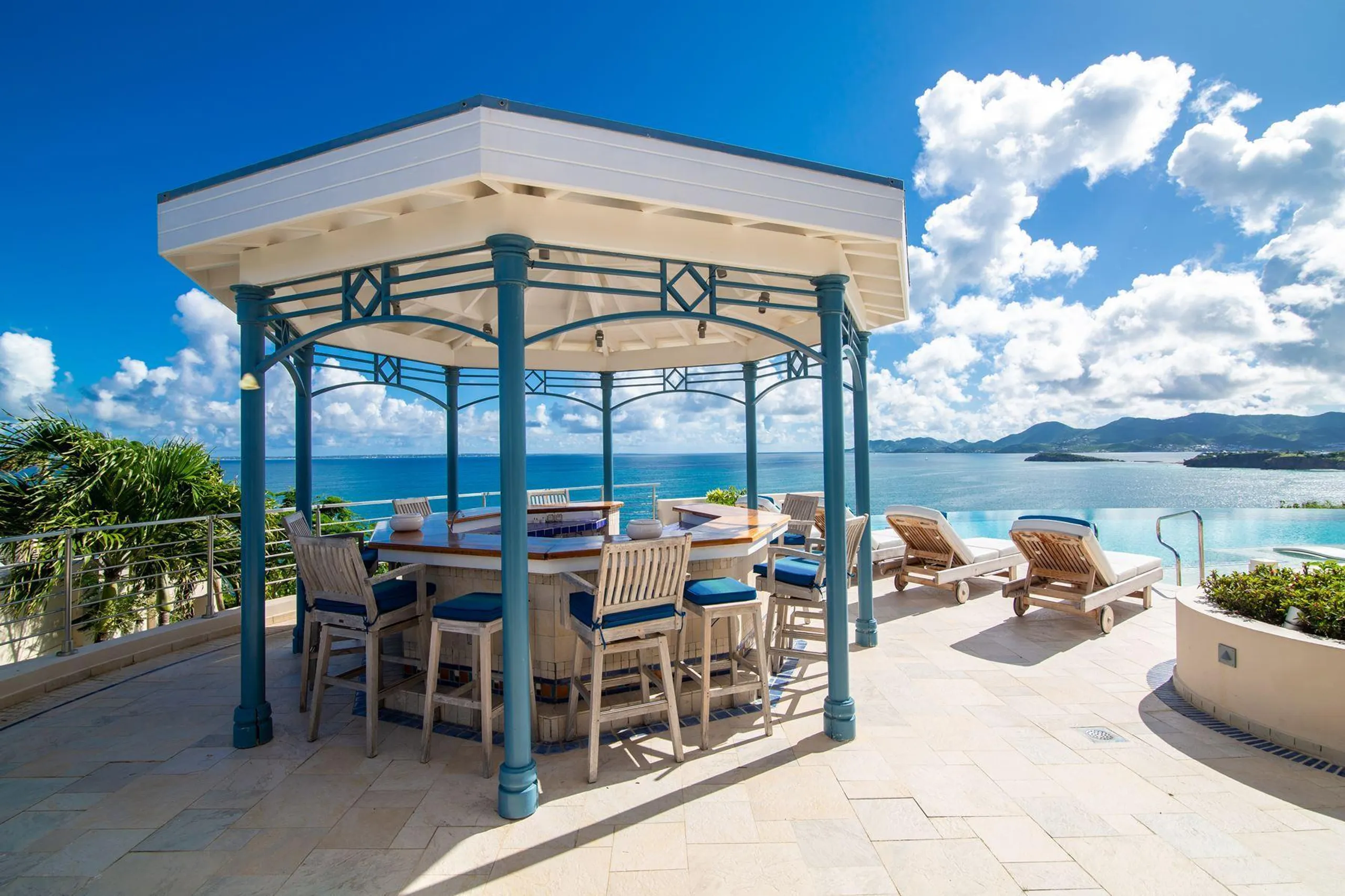 Majestic Clifftop Luxury Estate with Infinity Pool and Breathtaking Ocean Views — photograph 11