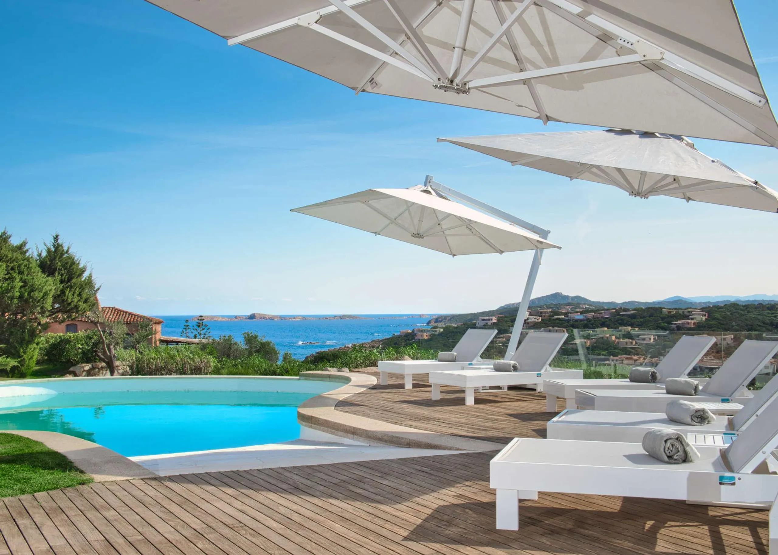 Unveiling tranquility in a Five-Bedroom Haven with Poolside Bliss. — photograph 3