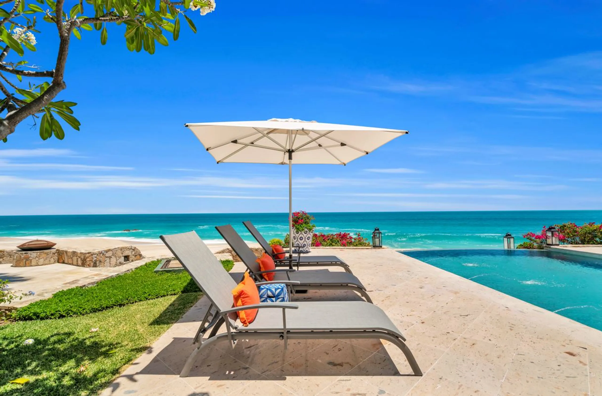 Invigorating Beachfront Villa with Private Infinity Pool, Resort Access and Sea Views — photograph 5