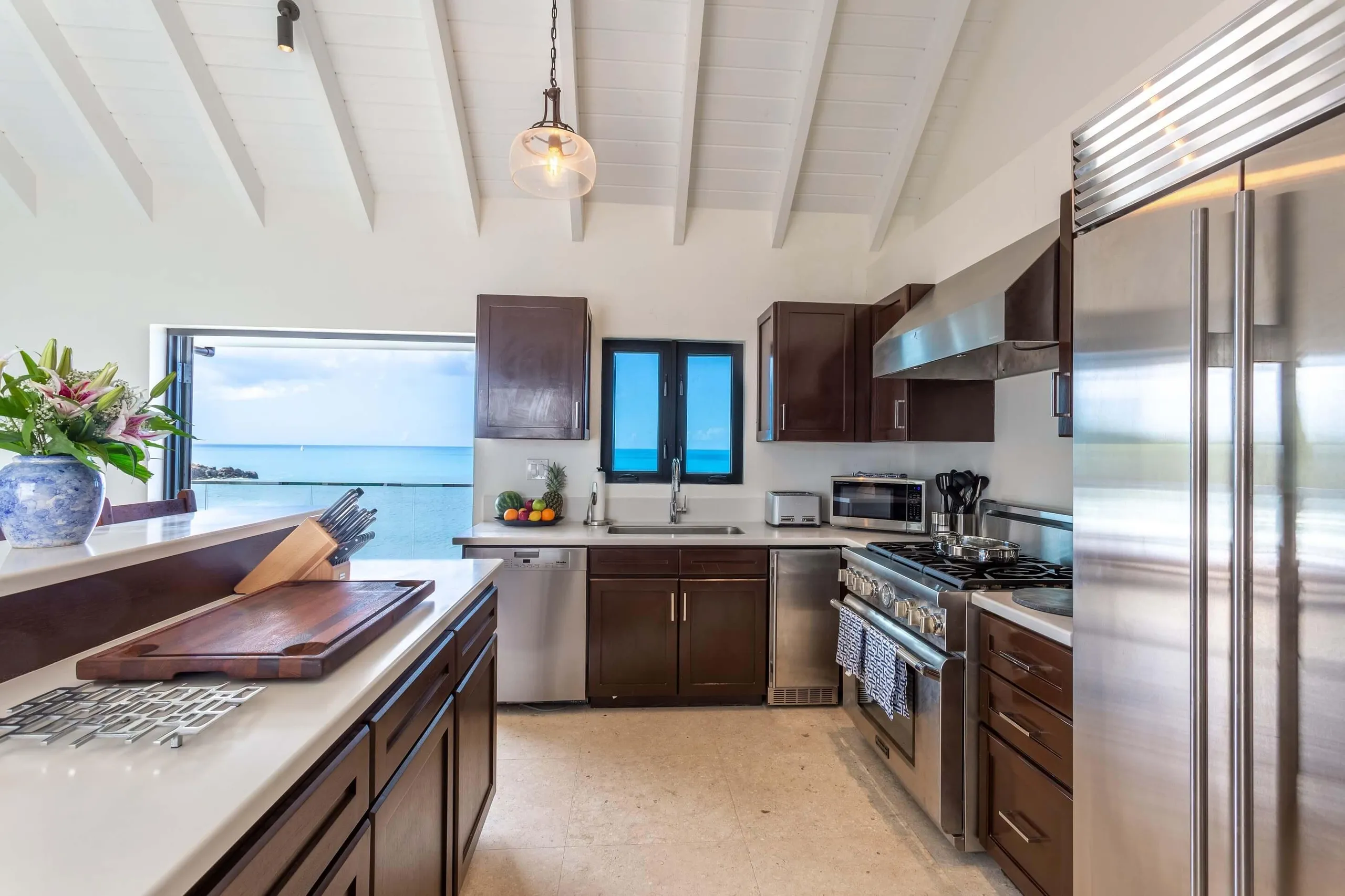 Ocean View Luxury Villa with Infinity Lounge Pool and Stunning Ocean Views — photograph 12