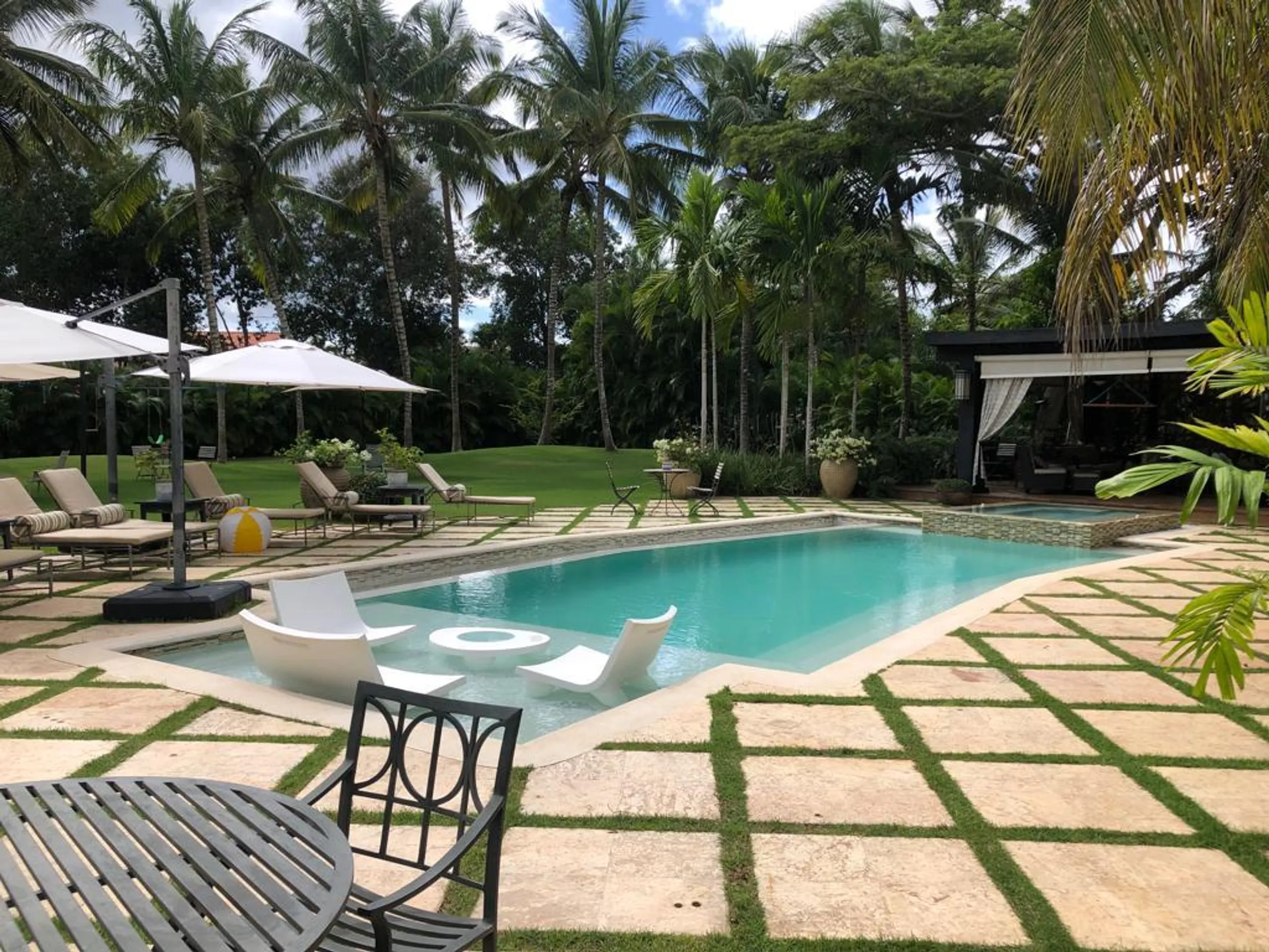 Superb Tropic Retreat with Private Pool and Garden Grounds — photograph 6