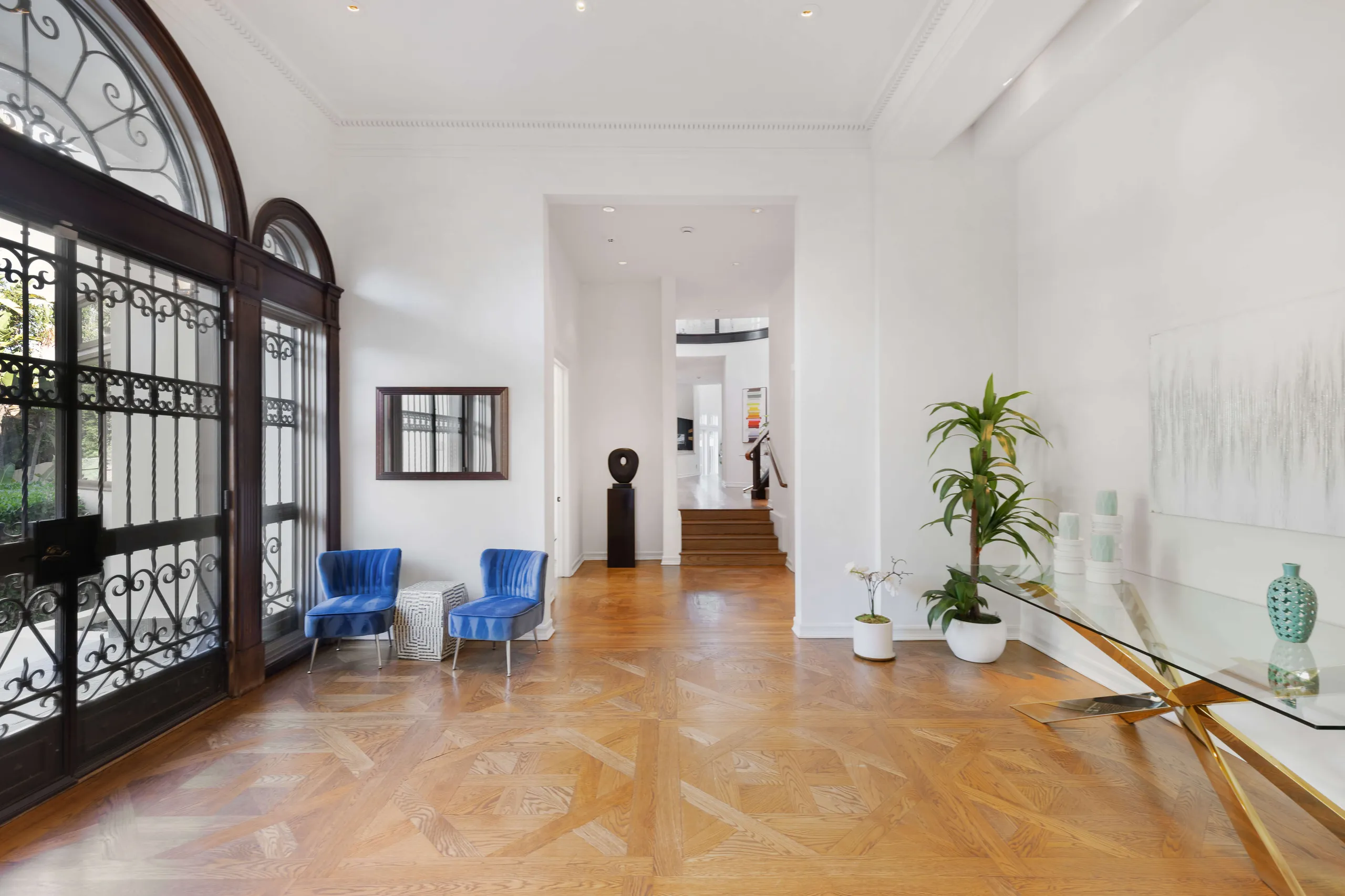 Refined Style Contemporary Estate with Private Pool, Sauna, and Tennis Court — photograph 12