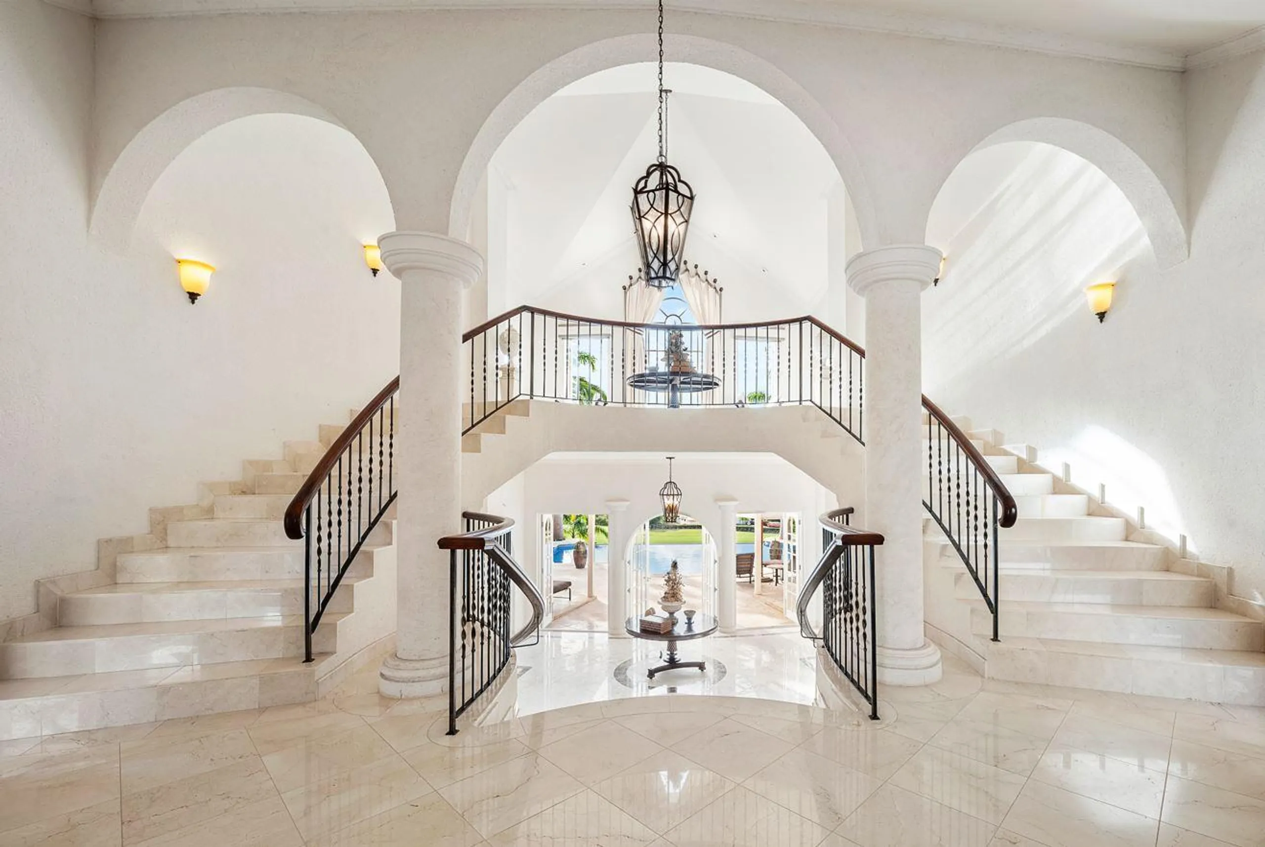Breathtakingly Beautiful Villa with Wrap-Around Terrace Infinity Pool and Caribbean Sea Views — photograph 6