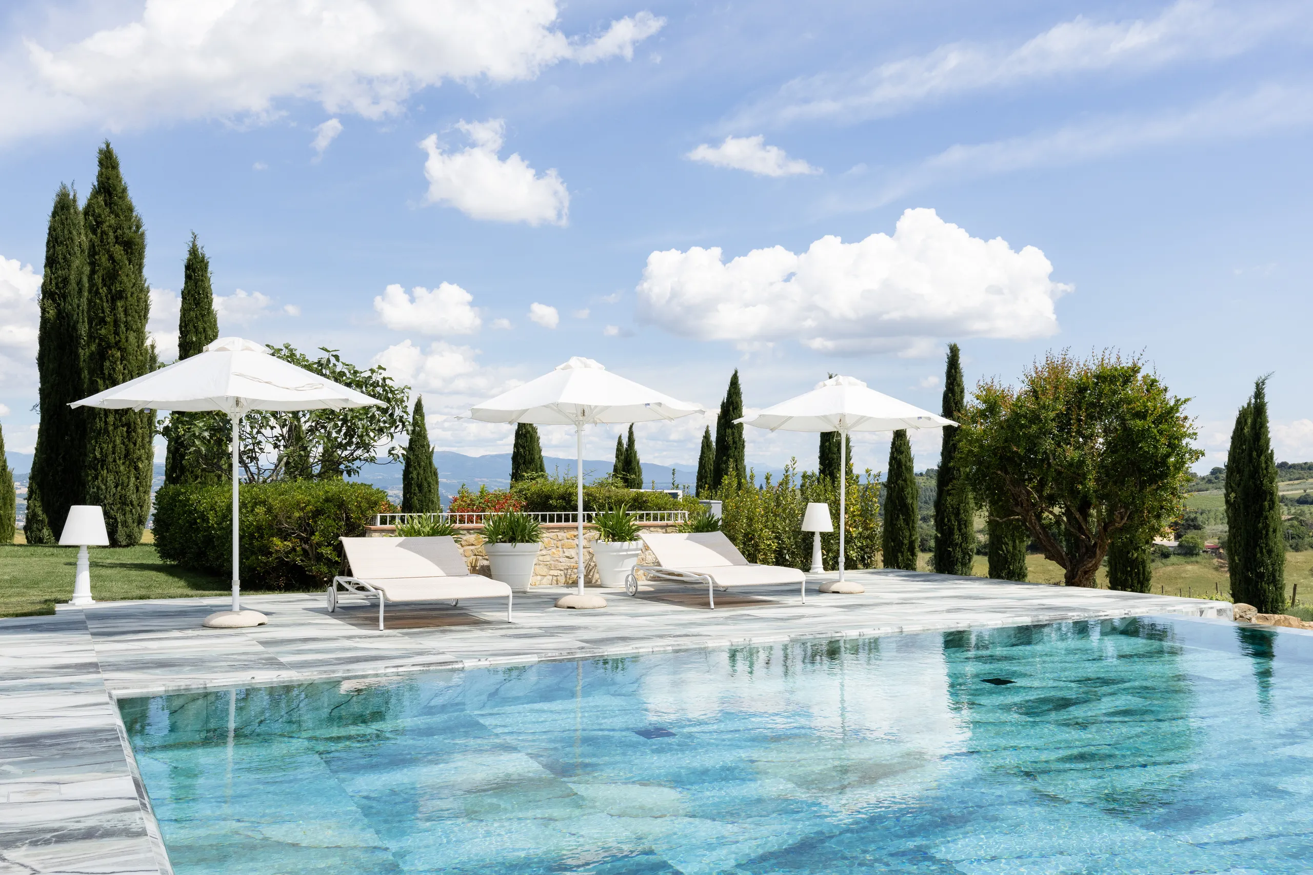 Luxurious Italian Getaway with 20-Meter Infinity Pool and 360 Views of Umbrian Hills — photograph 6