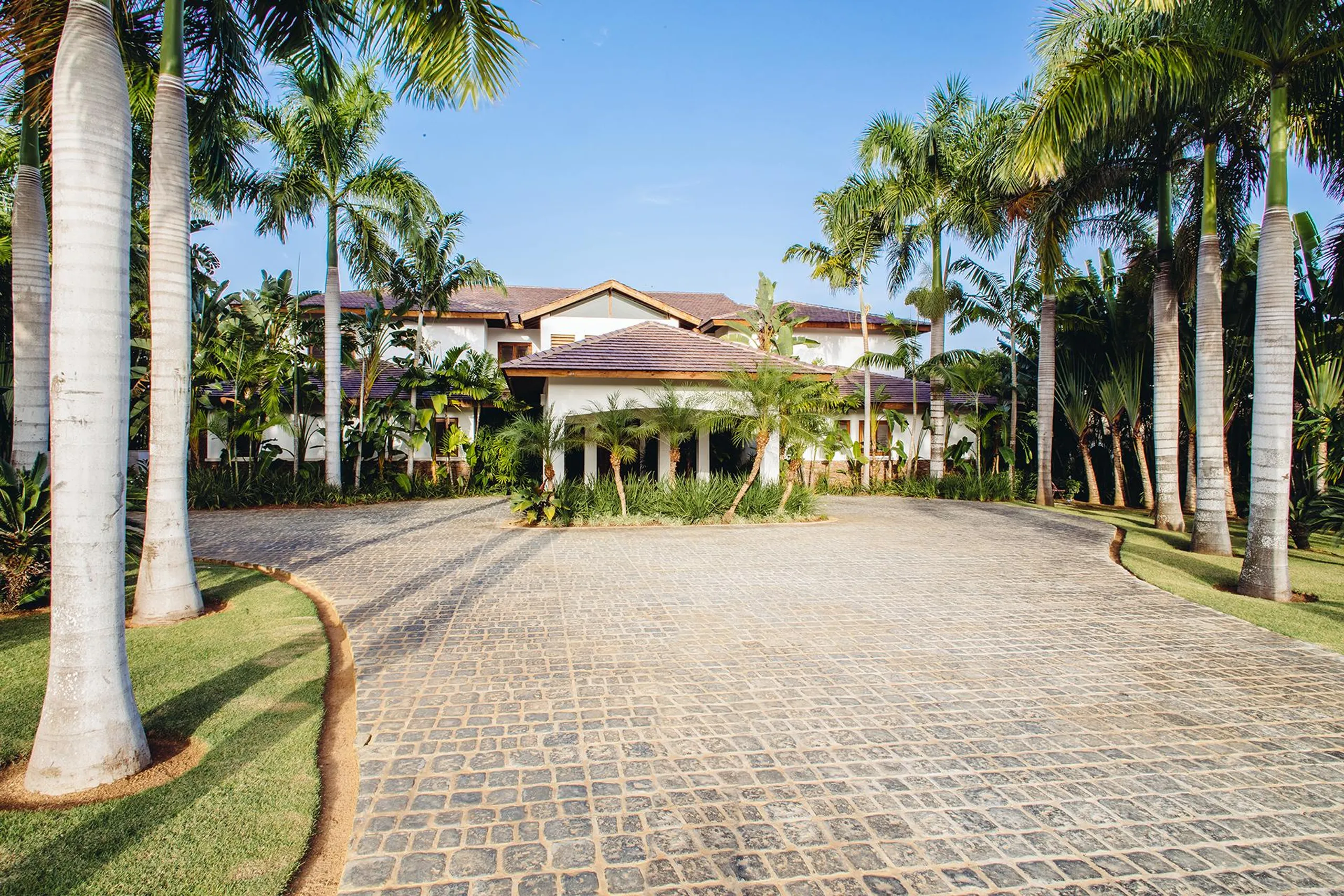 Contemporary Caribbean Retreat with Lush Gardens and Golf Course Views — photograph 2