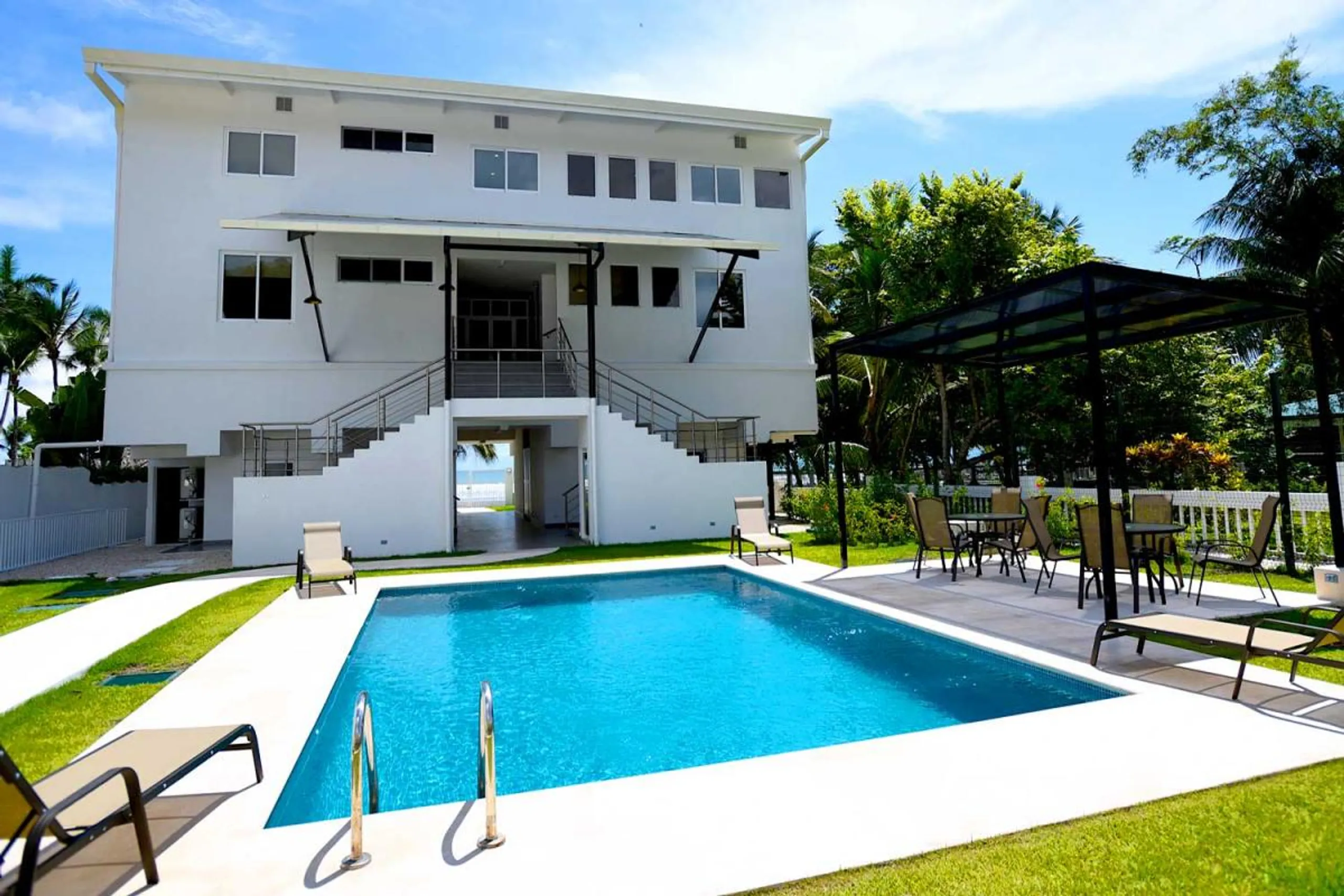 Lavish Beachfront Villa with Private Pool, Mountain and Sea Views — photograph 7