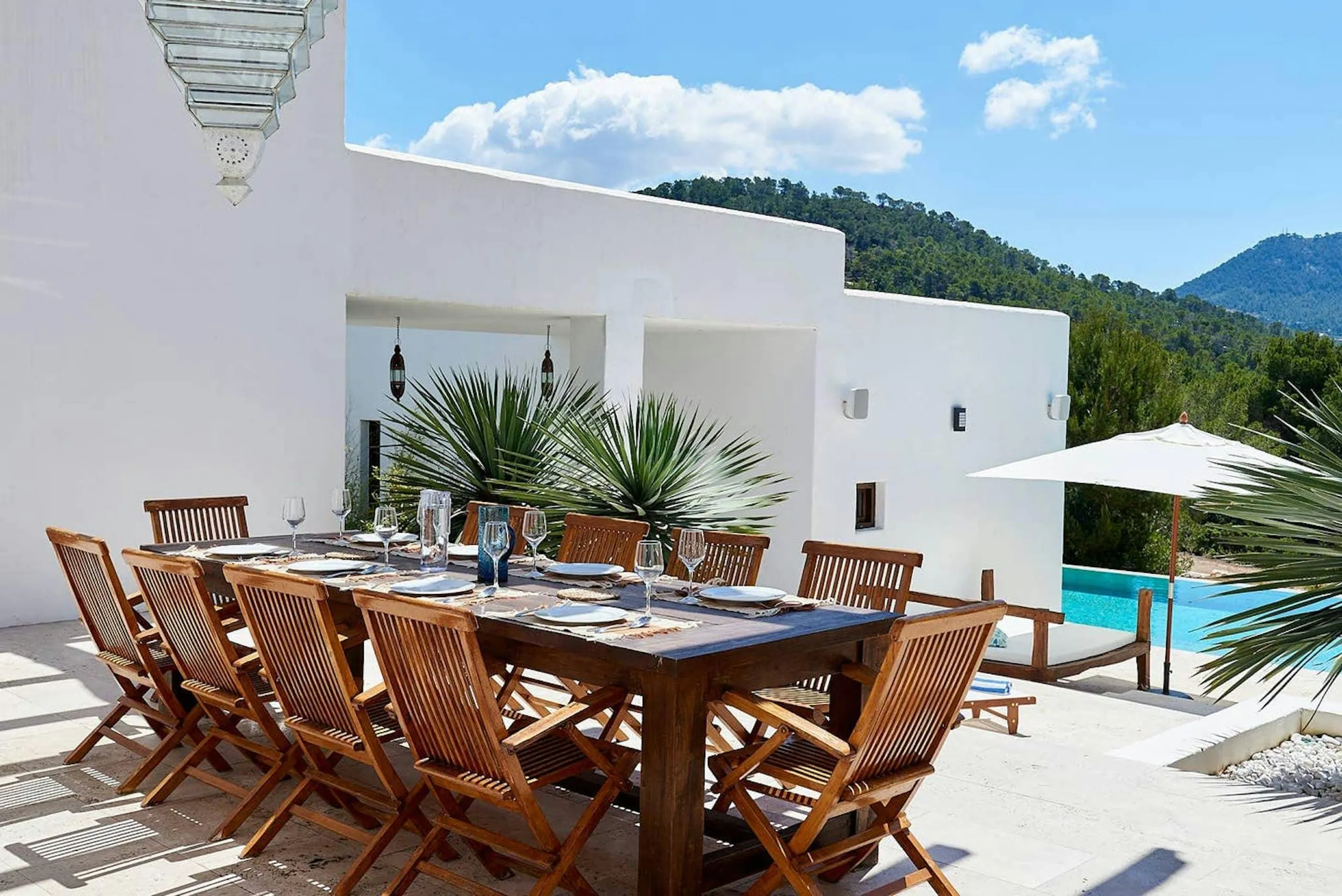 Radiant Modern Retreat in Ibiza with Infinity Pool and Garden Grounds — photograph 7