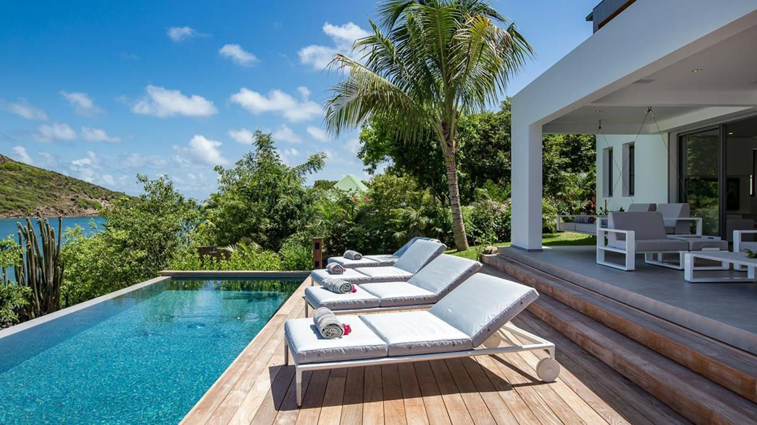 Palatial Oceanside Tropical Estate with Private Pool and Walks to Beach — photograph 11