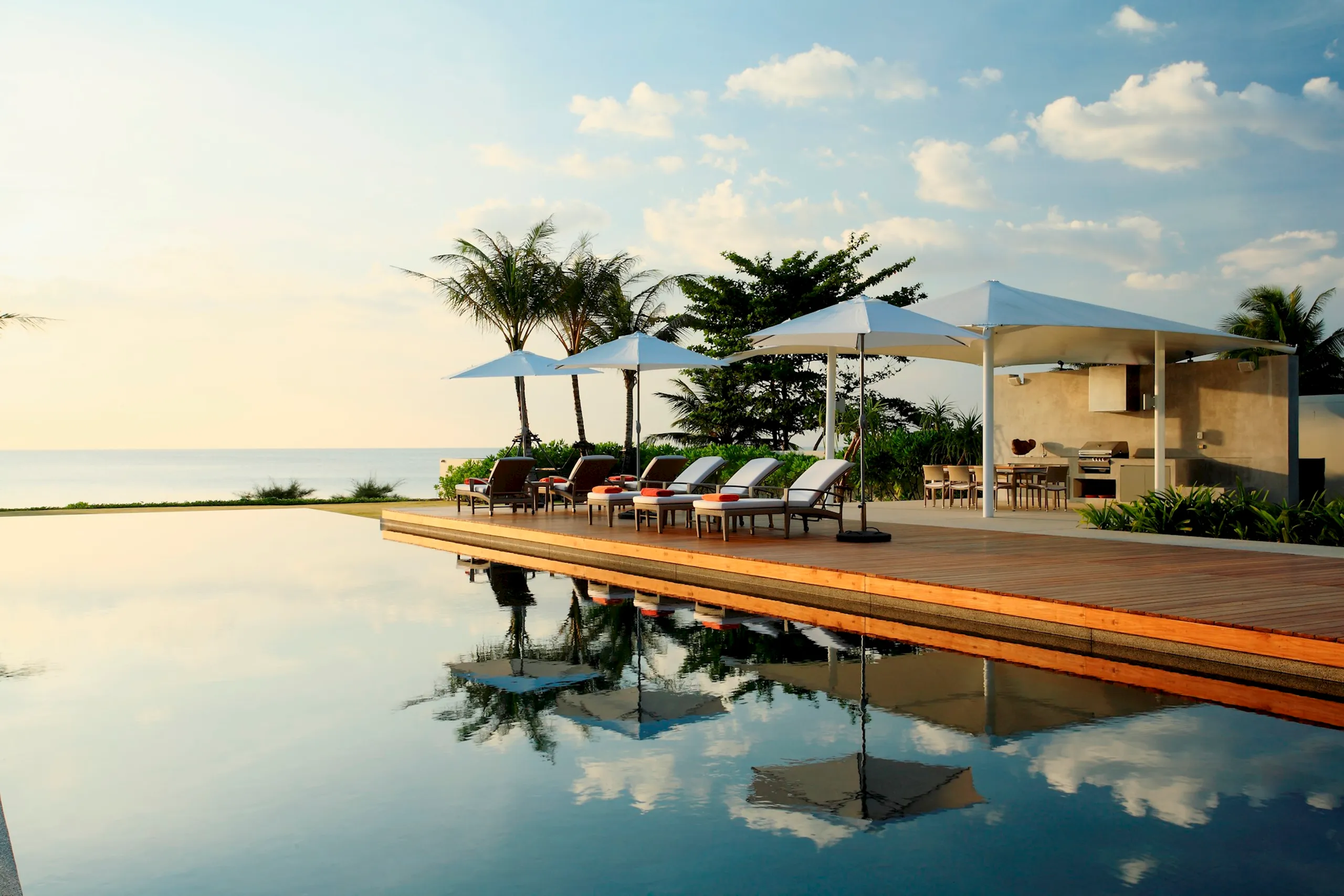 Captivating 5BR Phuket Retreat with Invigorating Pool — photograph 5