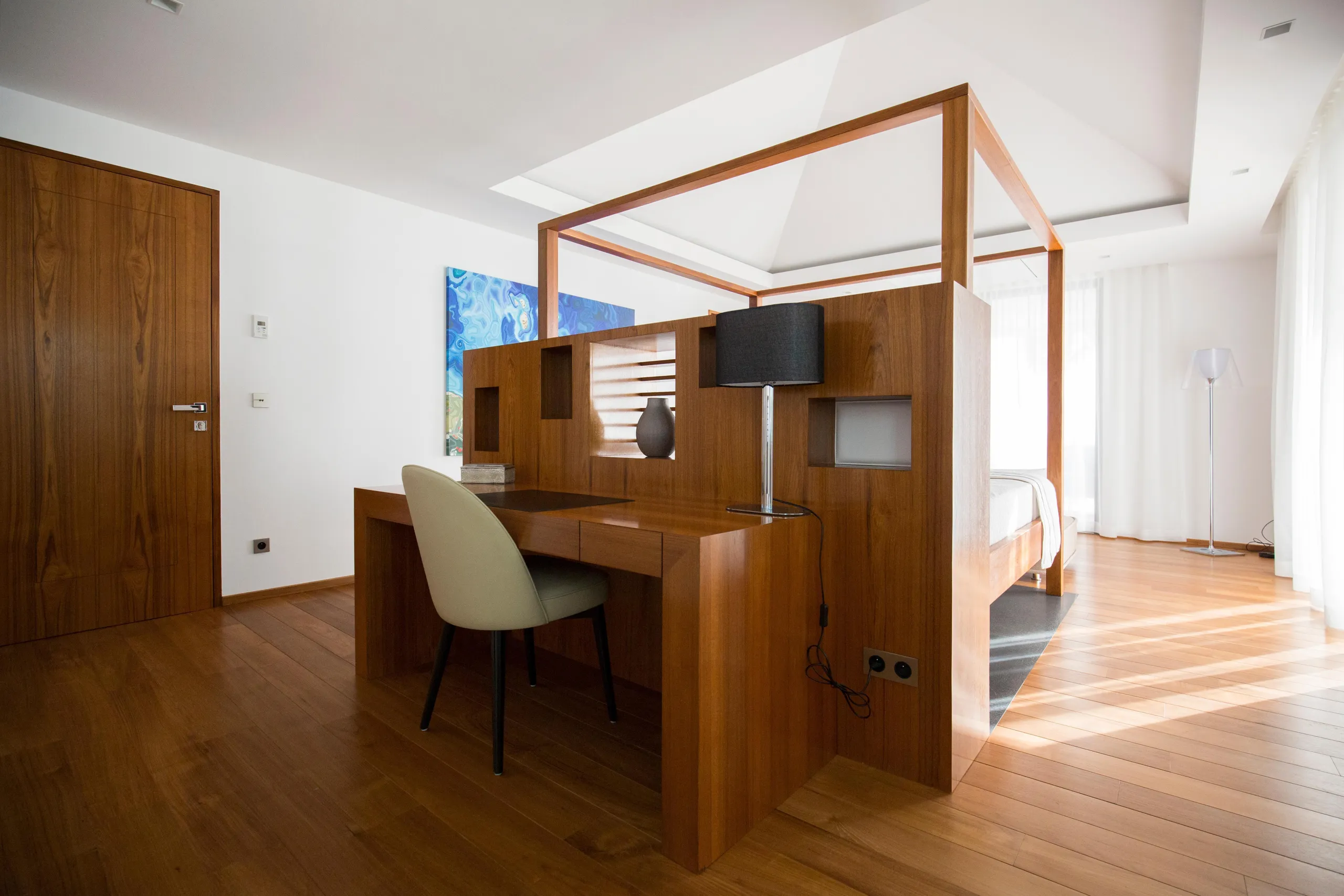 Refined Modern Oceanside Villa with Infinity Pool and Fitness Room — photograph 7